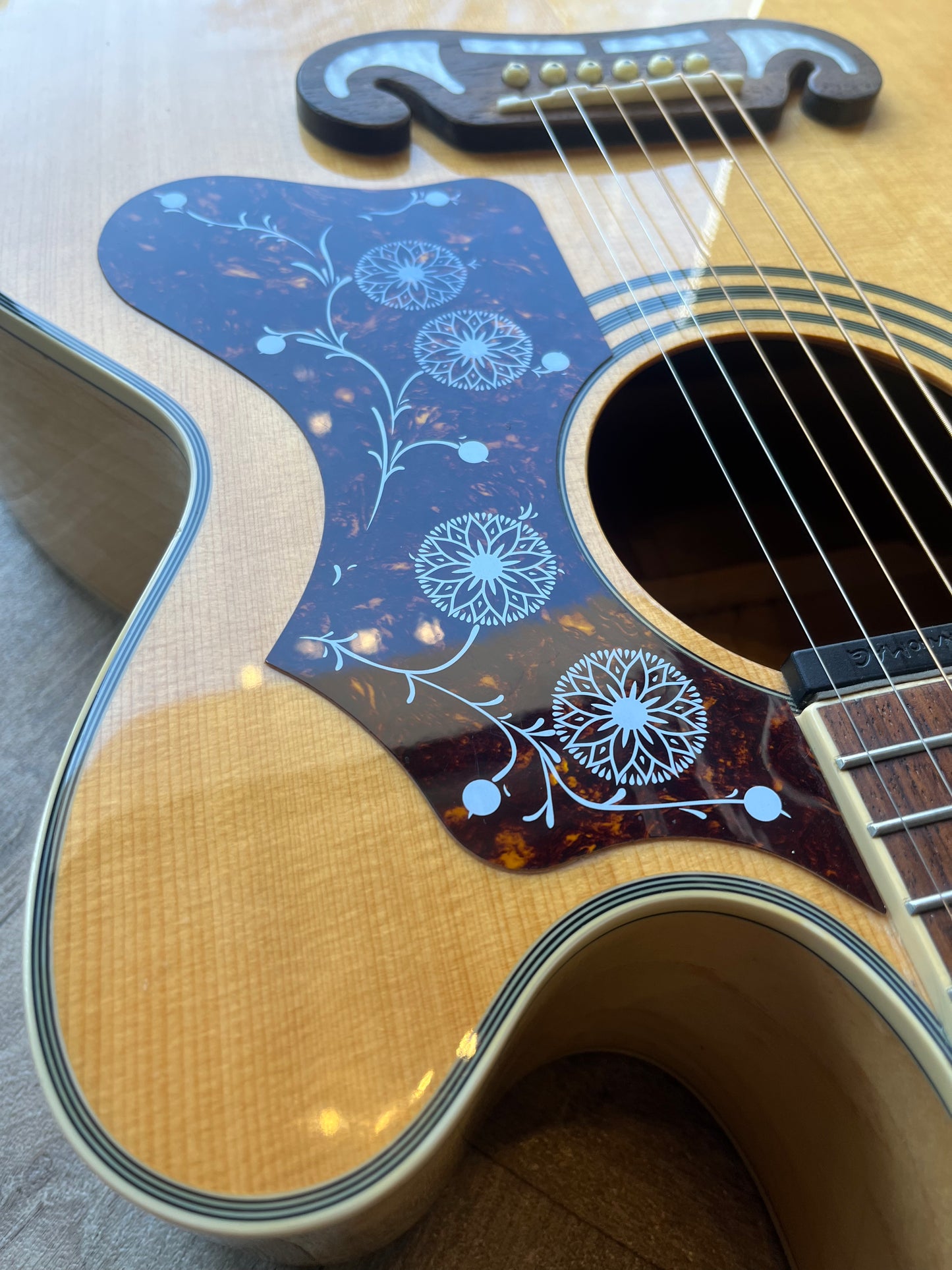 Epiphone EJ200. Beautiful natural finish with advanced pickup options. GOOD CONDITION