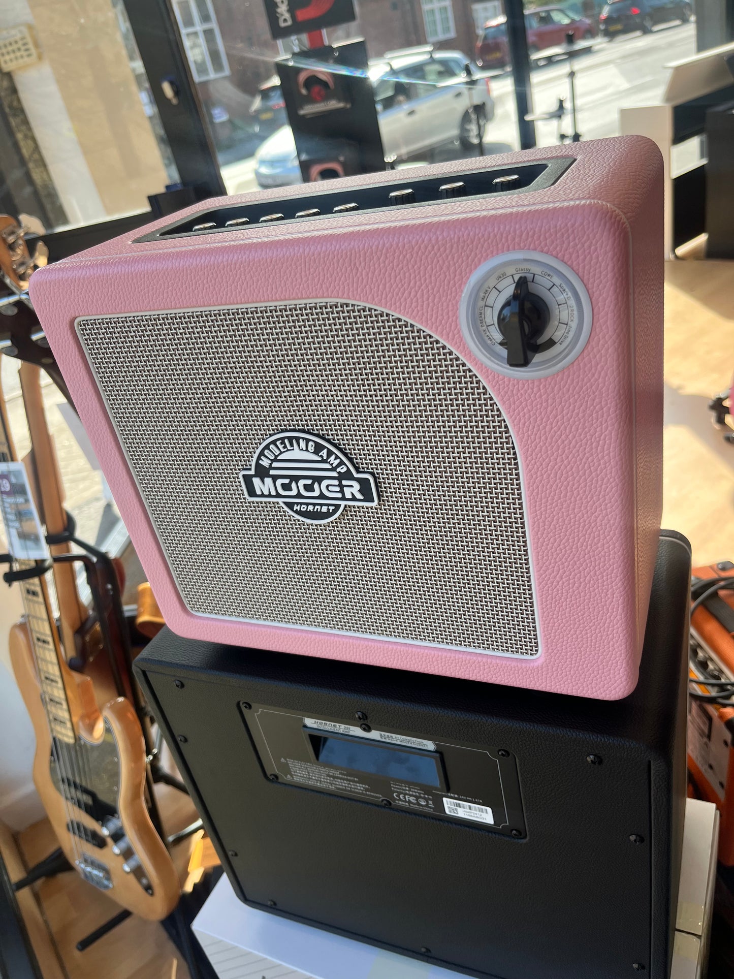 MOOER HORNET 15W MODELING GUITAR AMP PINK