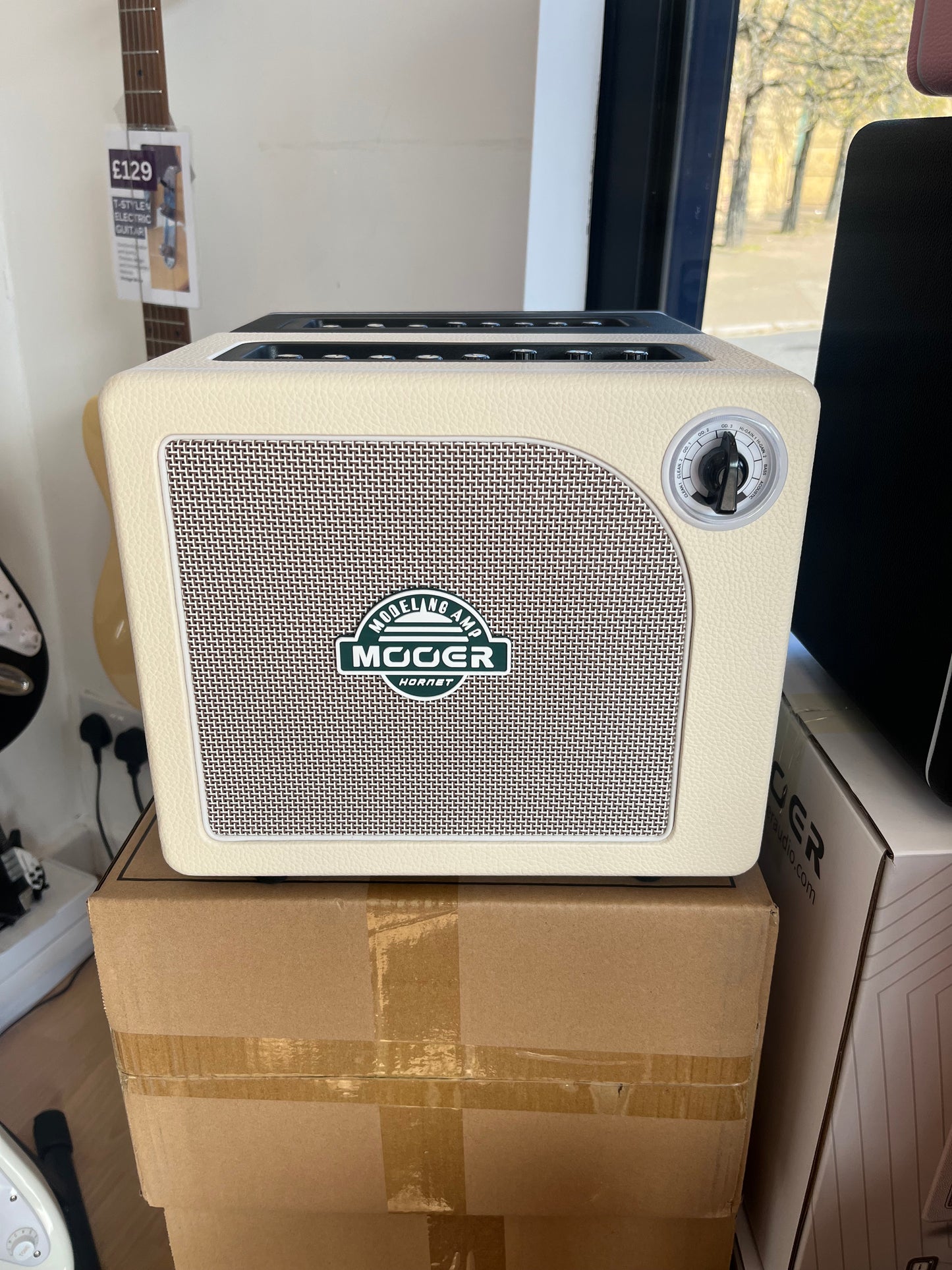 MOOER HORNET 15W MODELING GUITAR AMP WHITE