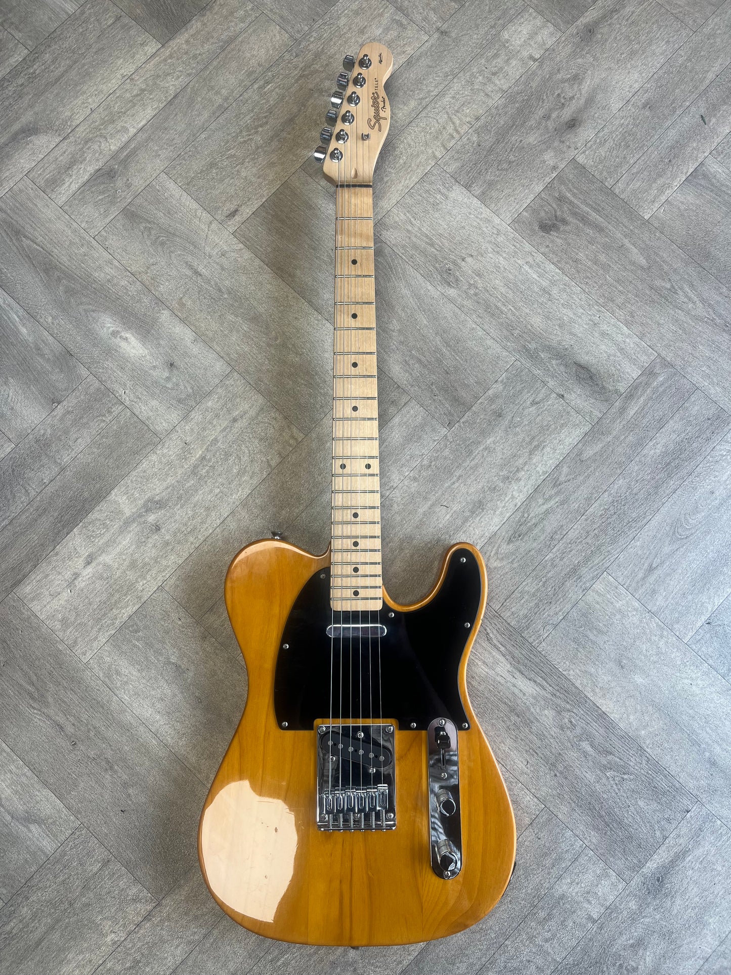 Squier Telecaster - Classic wood finish with black pick guard - GREAT CONDITION