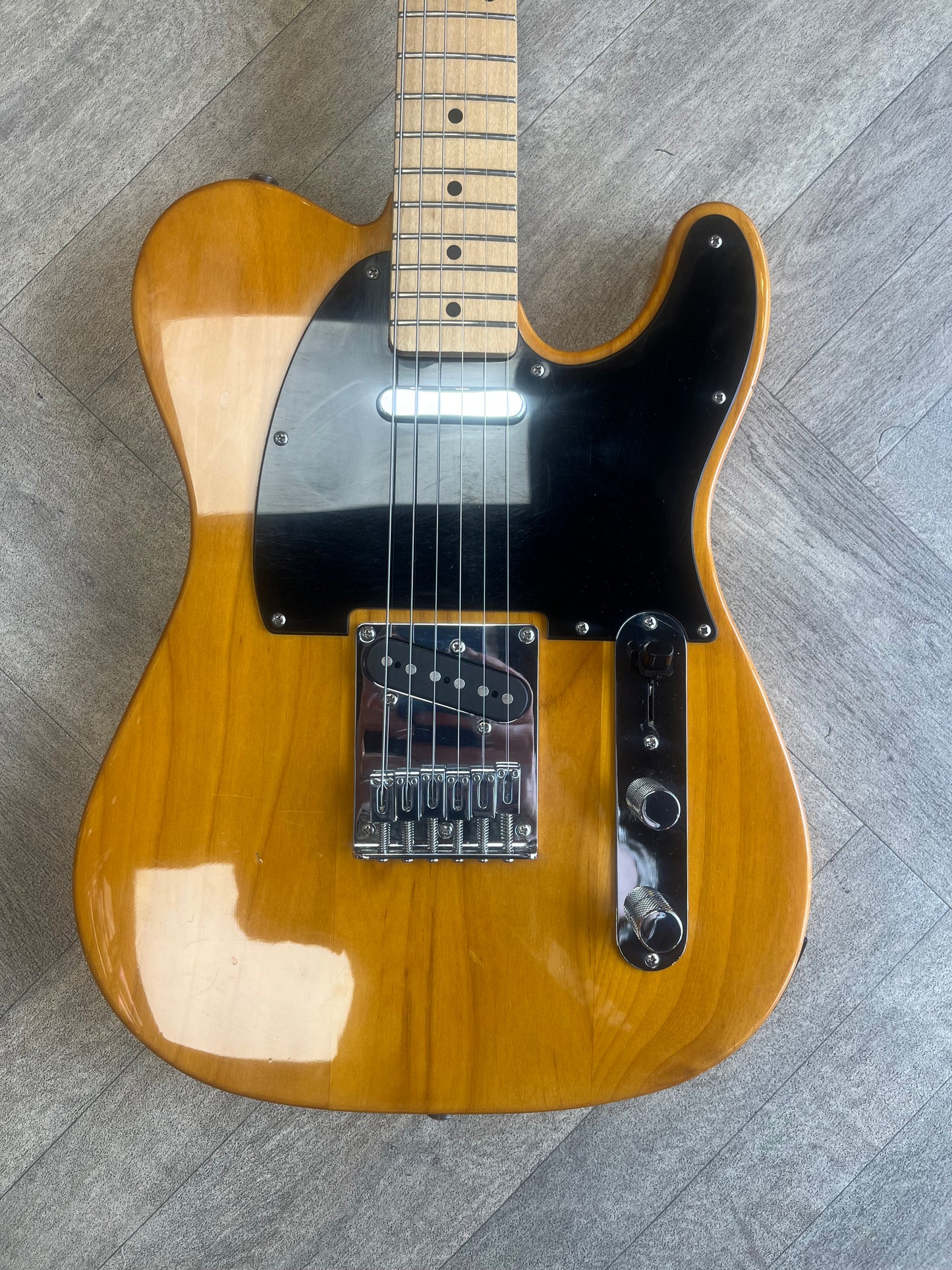 Squier Telecaster - Classic wood finish with black pick guard - GREAT CONDITION