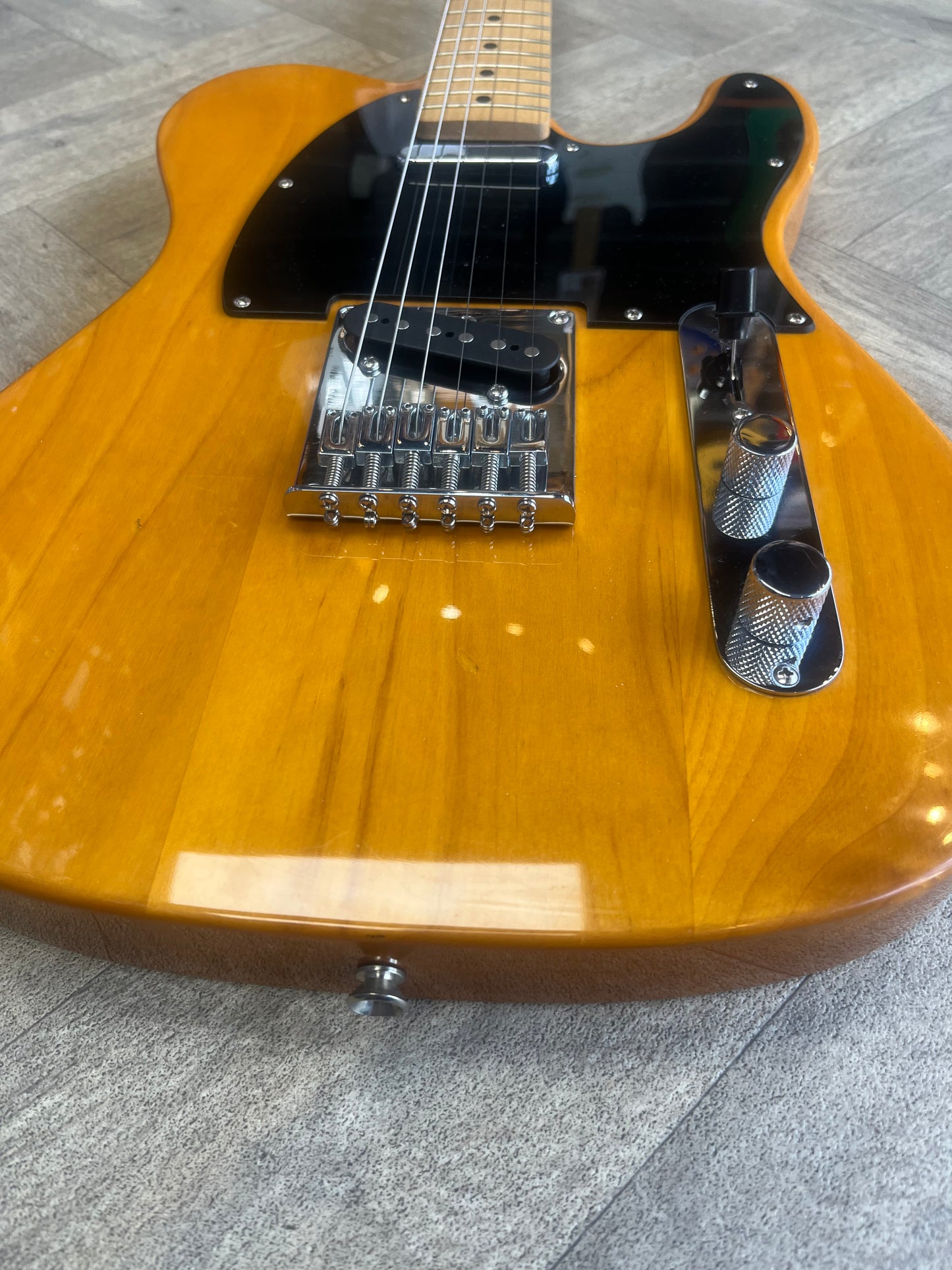 Squier Telecaster - Classic wood finish with black pick guard - GREAT CONDITION
