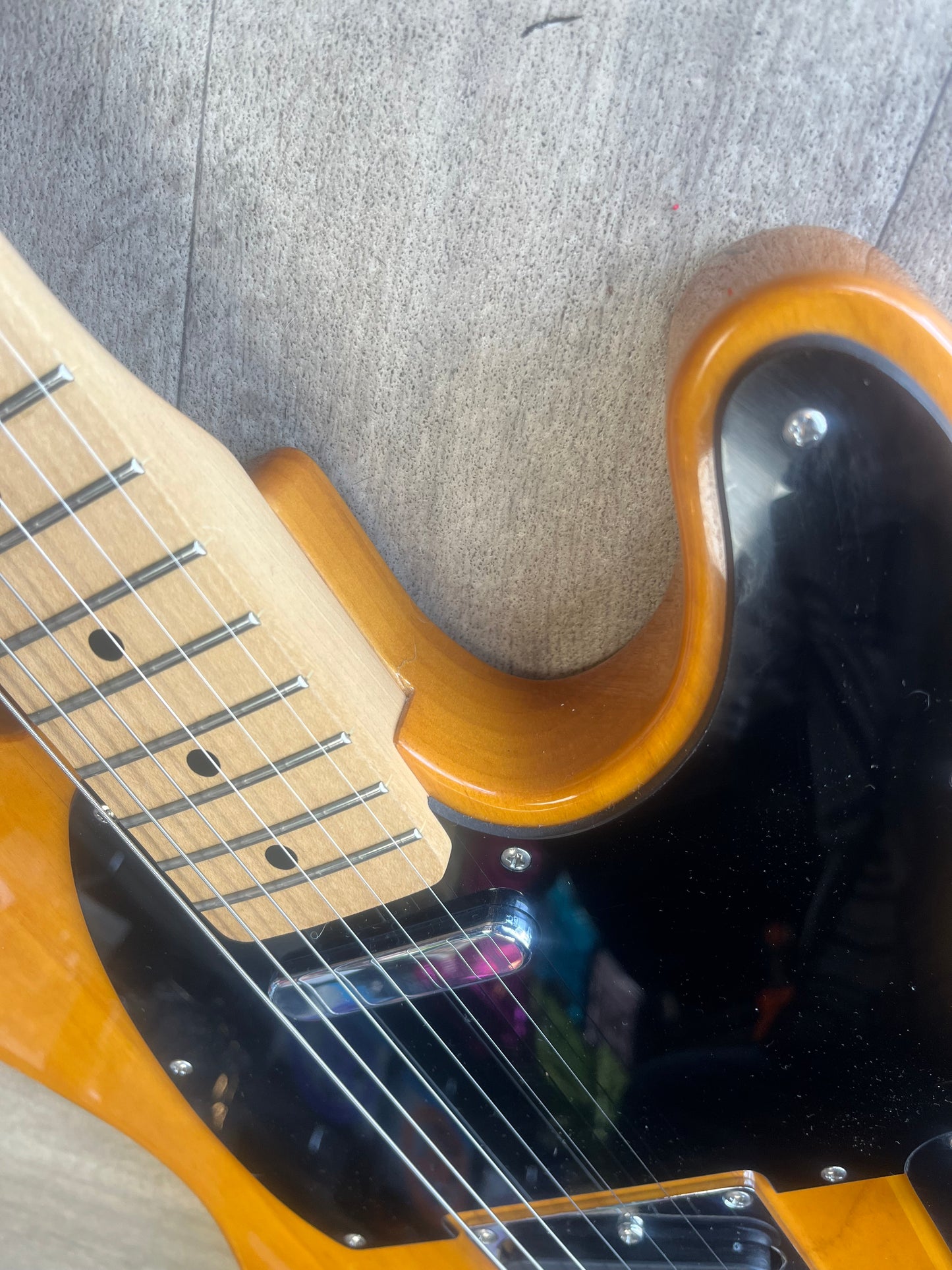 Squier Telecaster - Classic wood finish with black pick guard - GREAT CONDITION
