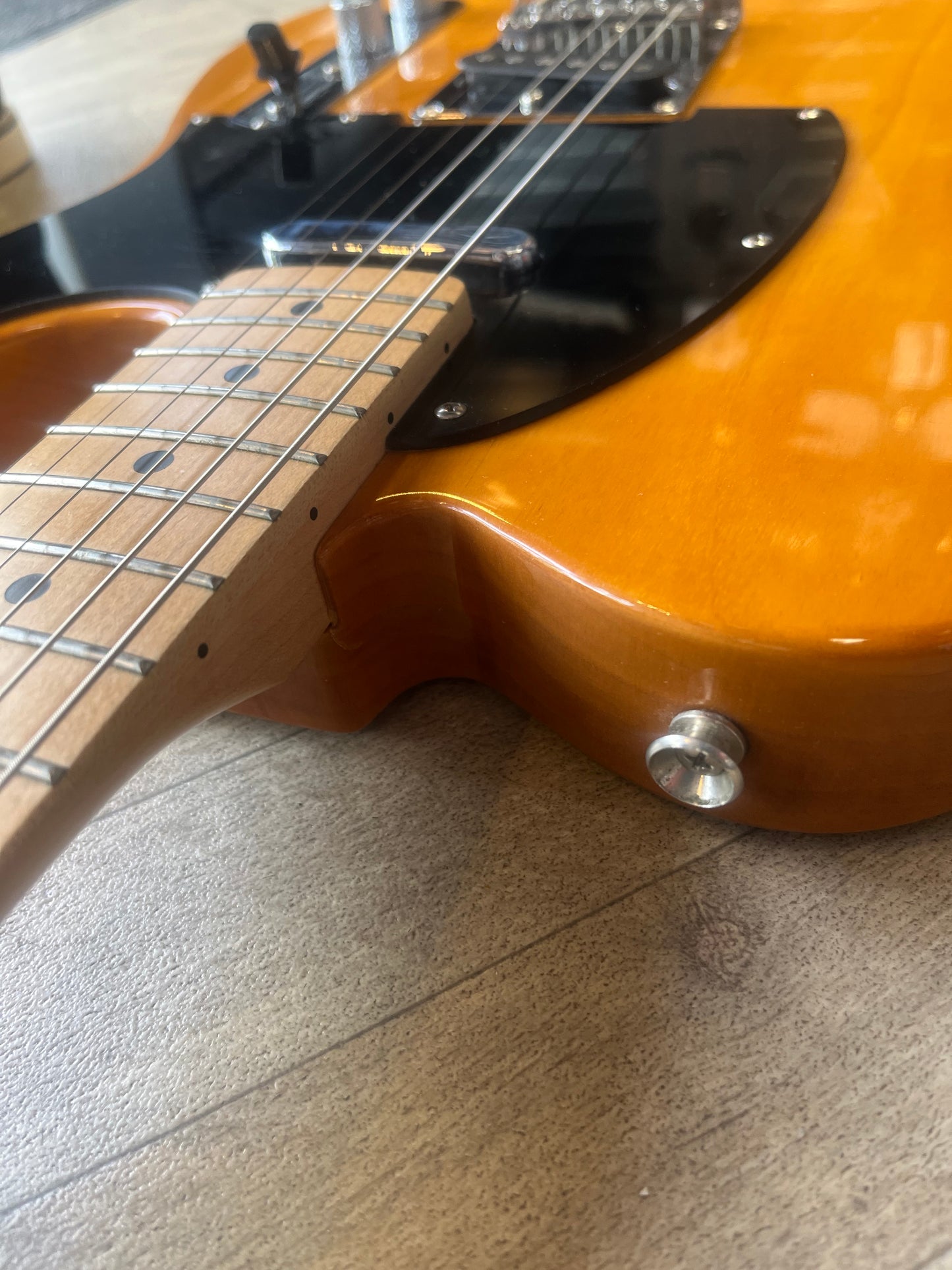 Squier Telecaster - Classic wood finish with black pick guard - GREAT CONDITION
