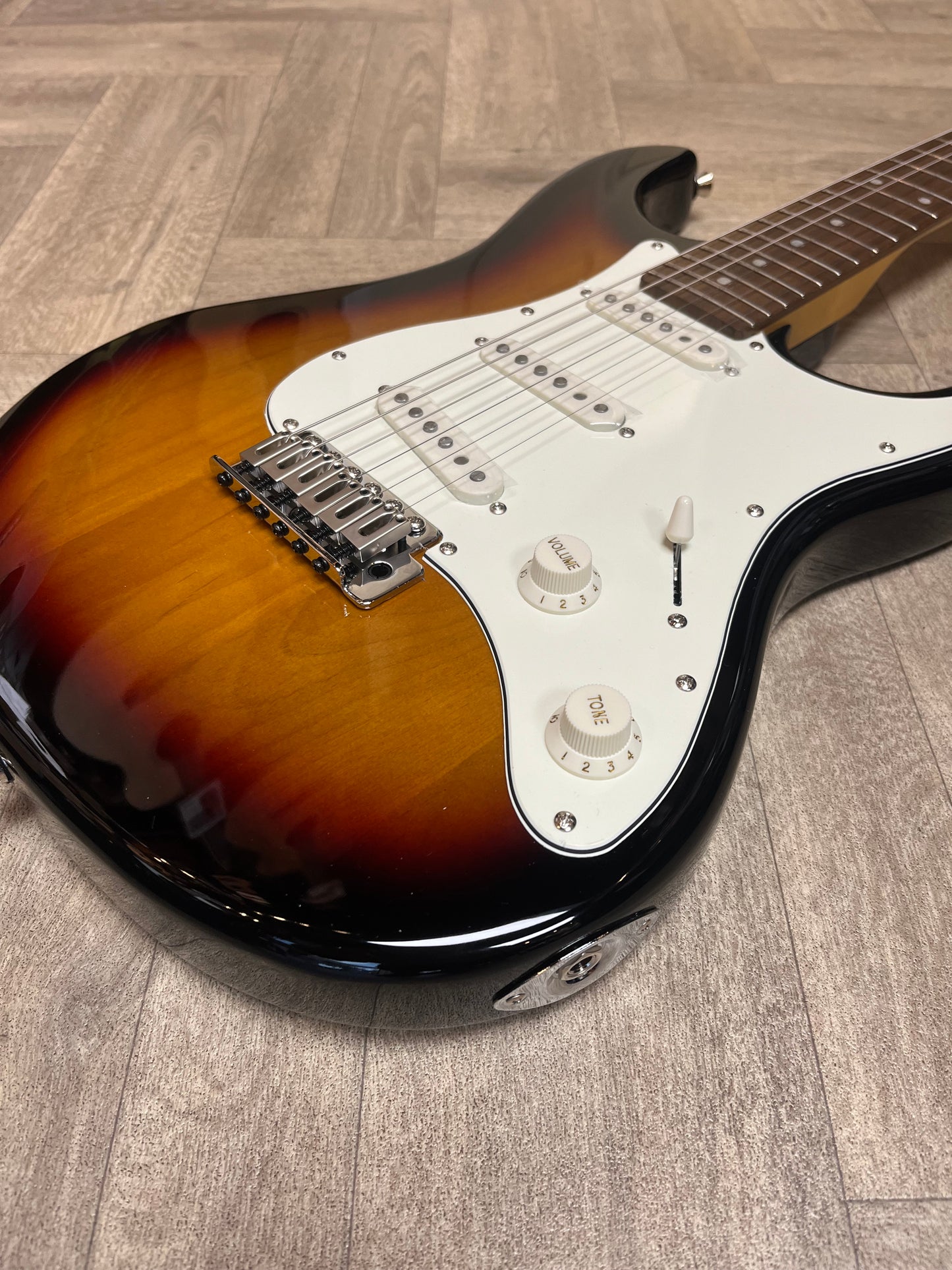 Squier Strat- Sunburst finish - GREAT CONDITION