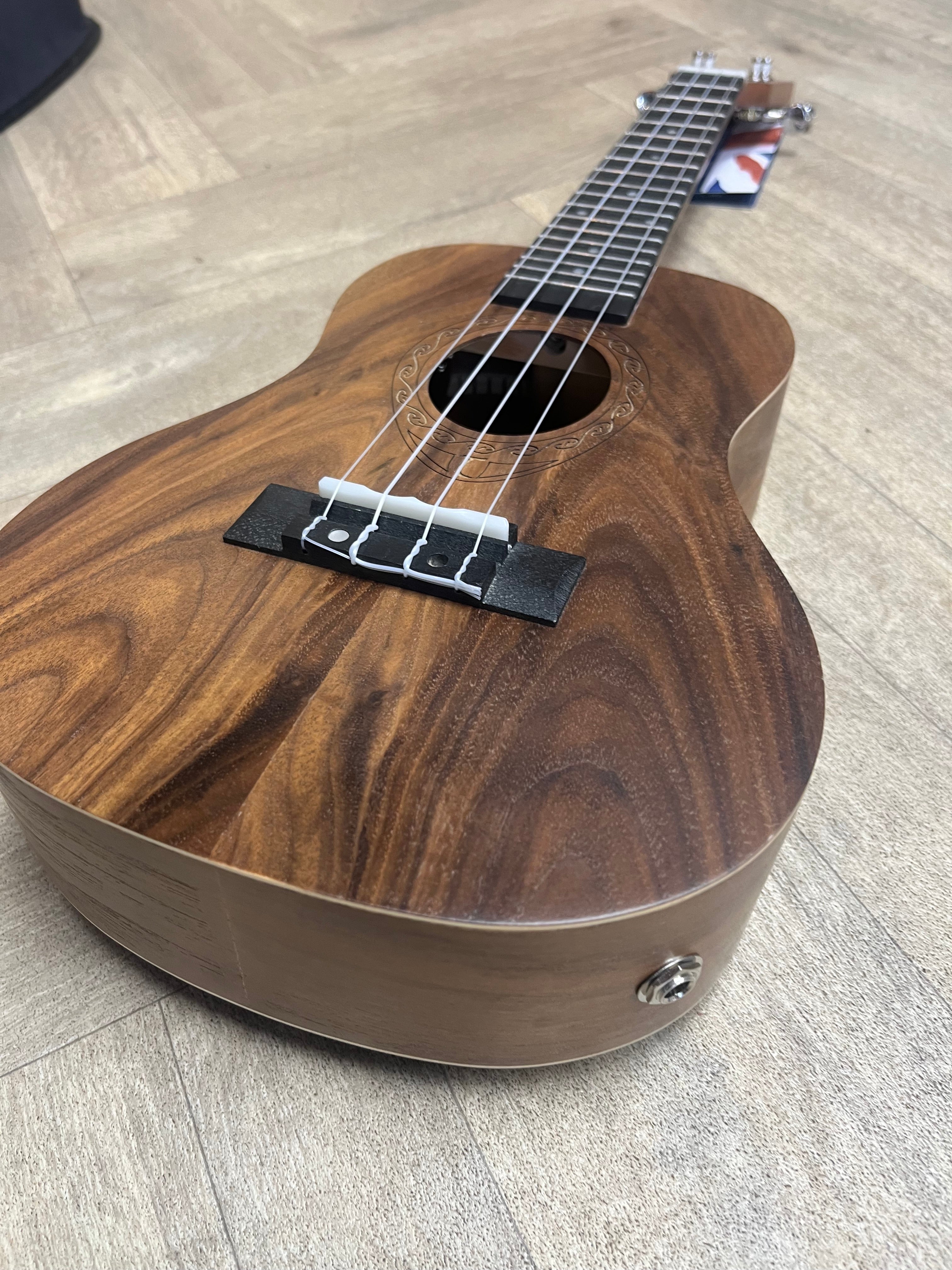 CONCERT UKULELE +EQ ALL AMERICAN BLACK WALNUT
