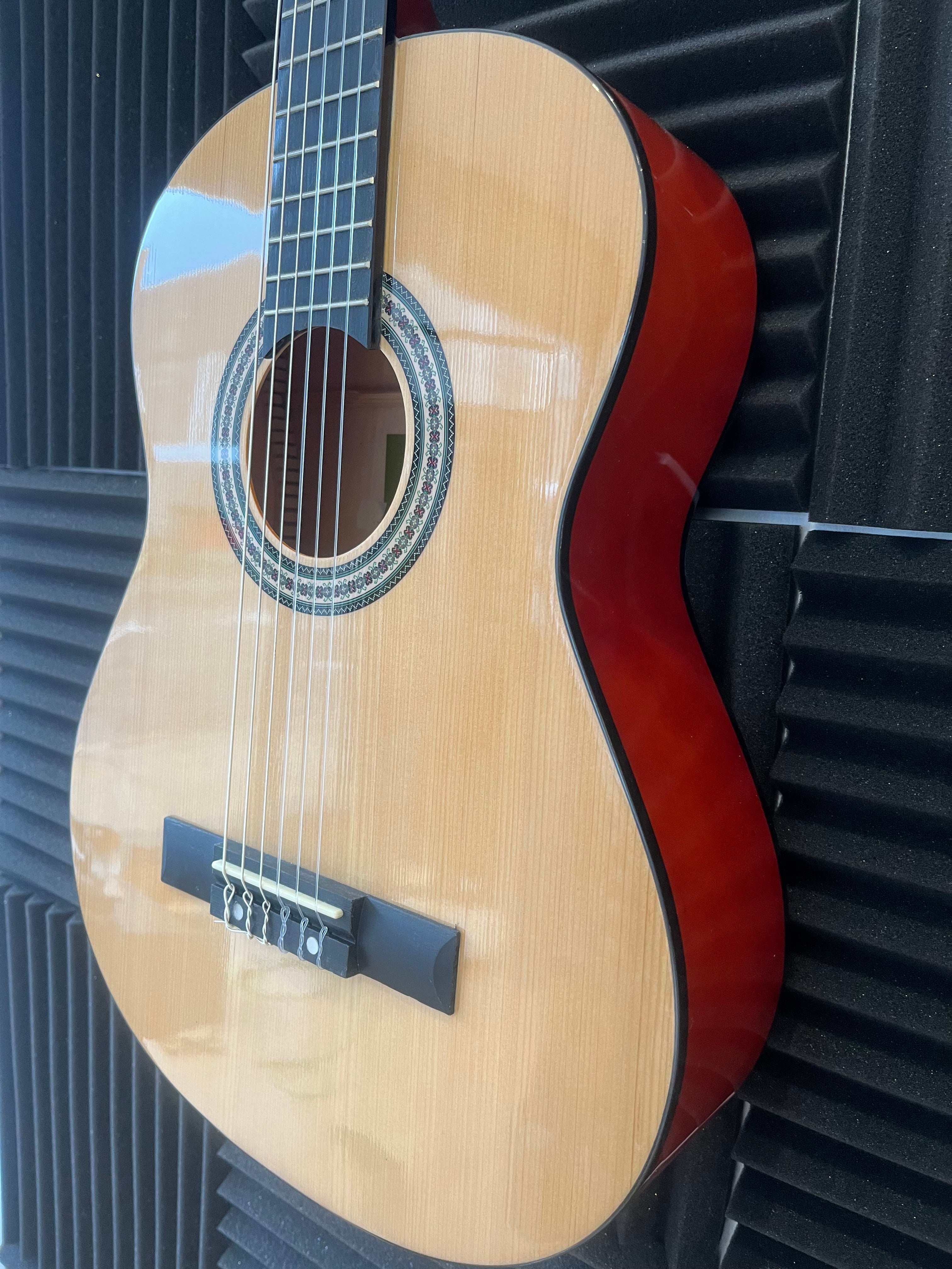 Children's Student Guitar. Soft strings and easy playability (1/2 size)