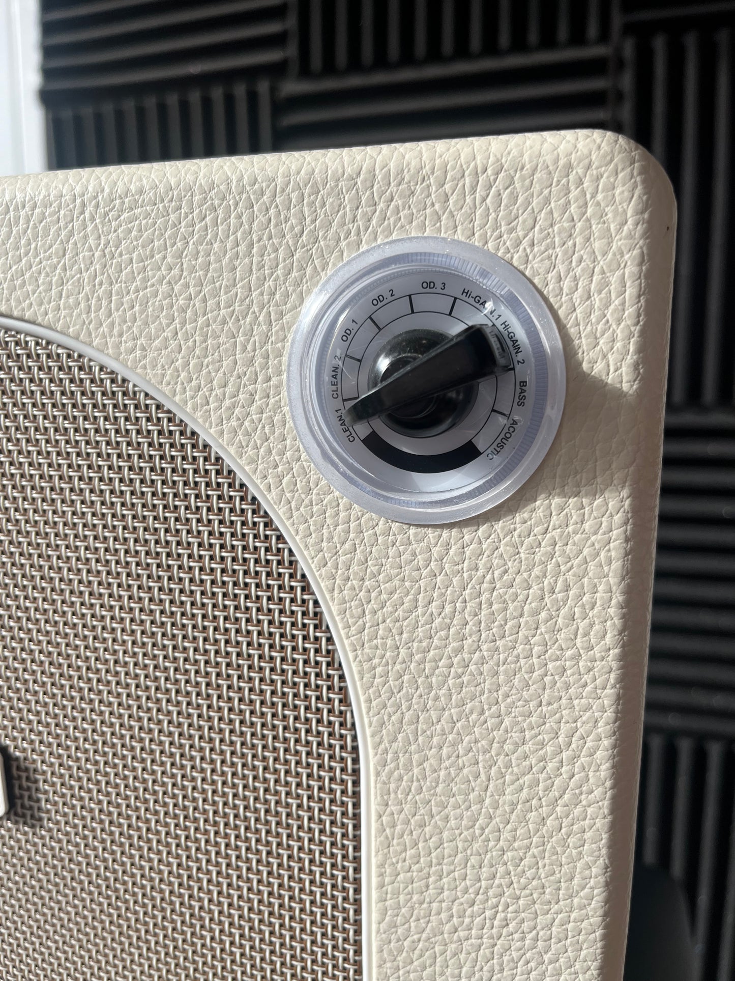 MOOER HORNET 30W MODELING GUITAR AMP WHITE