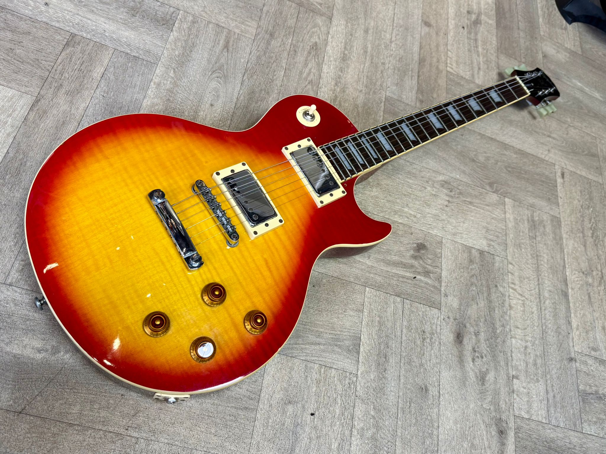 1999 Epiphone Les Paul Standard in Cherry Sunburst - Great Condition