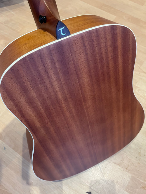 A dependable, easy-to-play acoustic