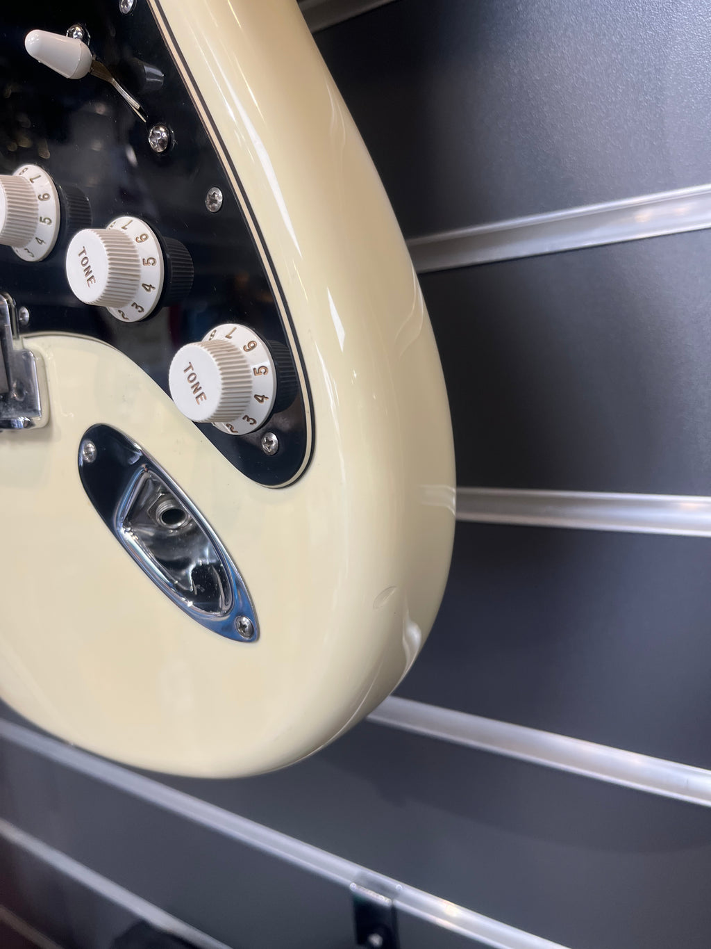 Fender American Series Stratocaster (2004, USA) – 50th Anniversary Neck Plate – Cream Finish