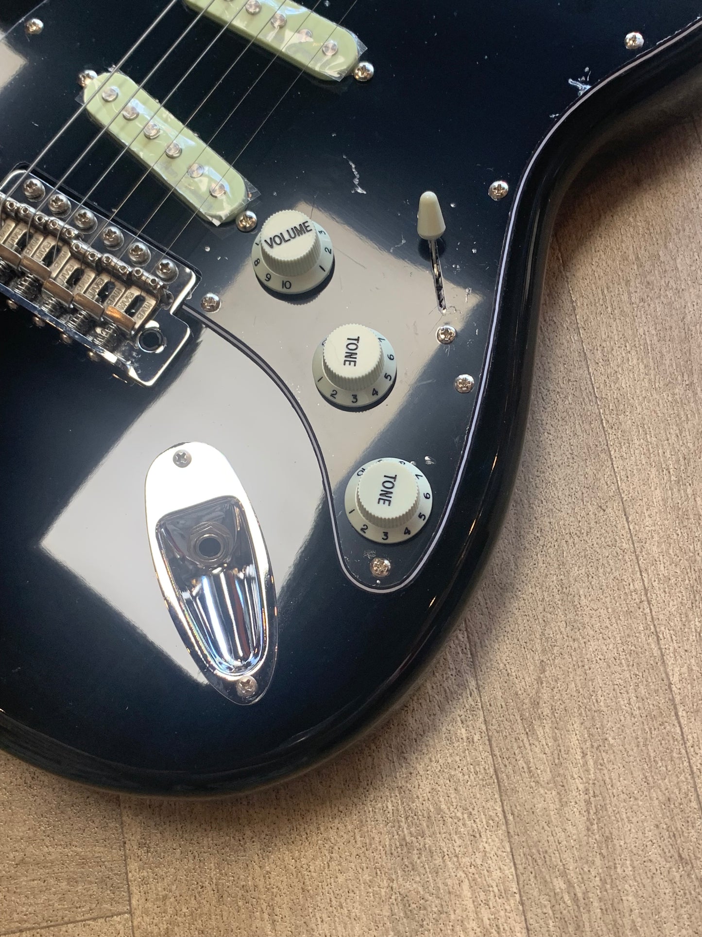 VINTAGE V60 MAPLE COASTER SERIES ELECTRIC GUITAR - GLOSS BLACK