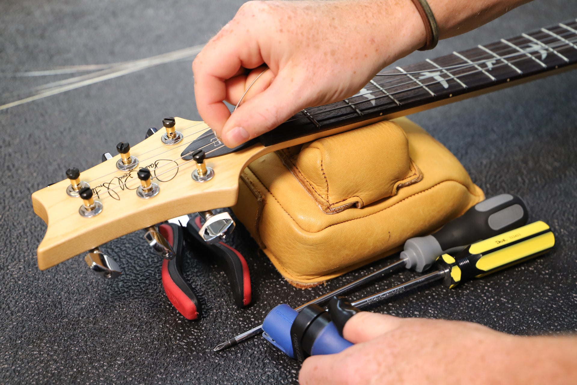 Student Guitar String Change – £20