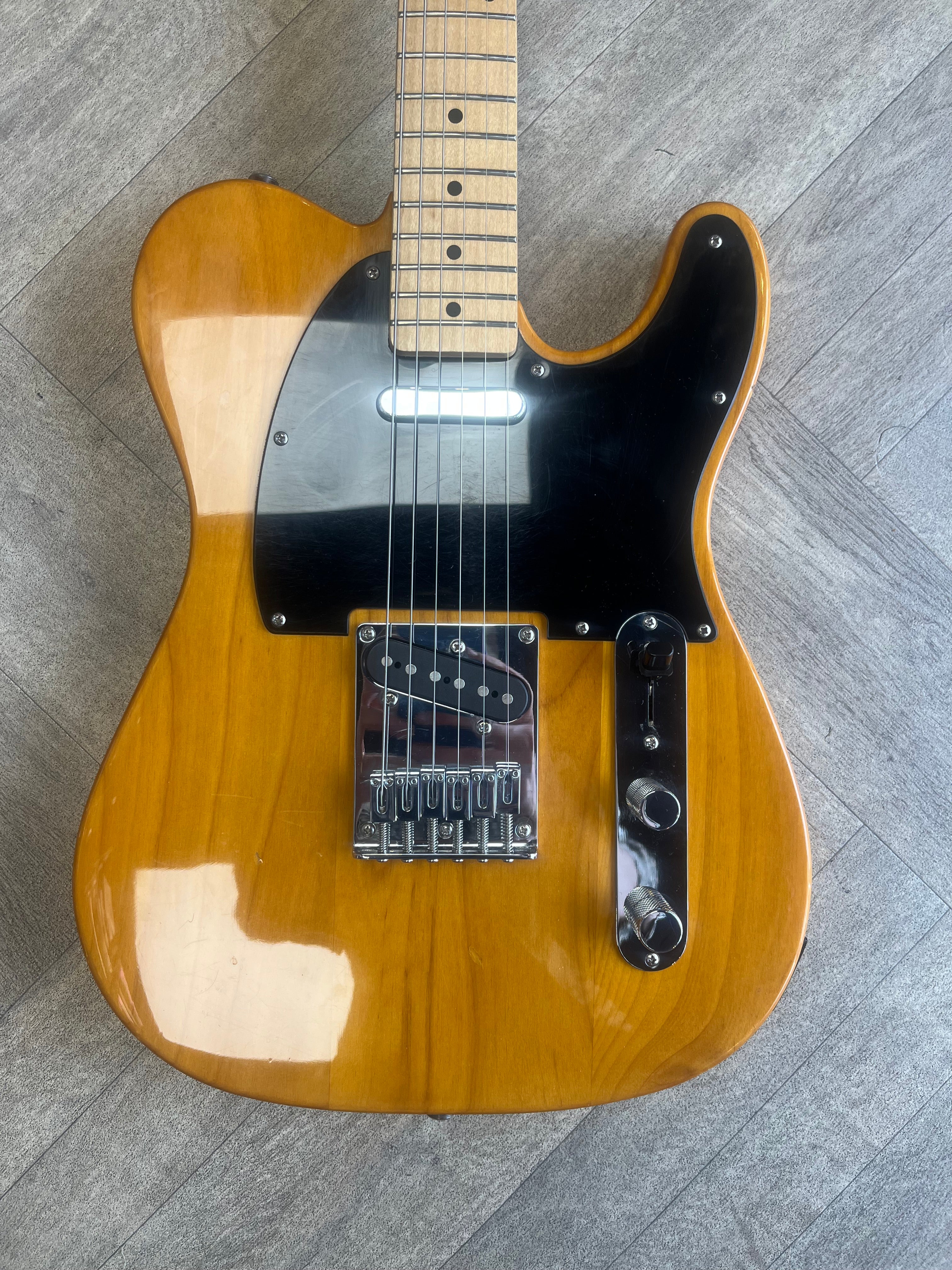 Squier Telecaster - Classic wood finish with black pick guard - GREAT CONDITION