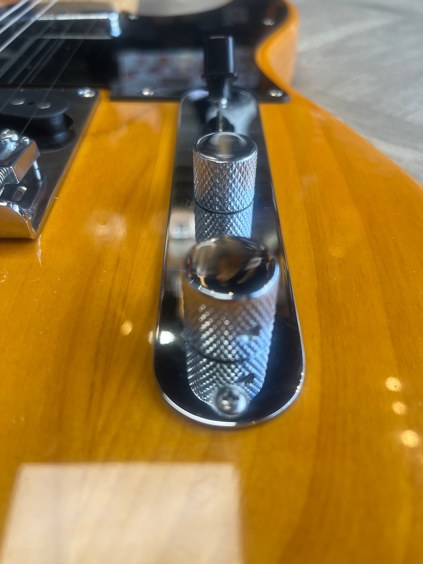 Squier Telecaster - Classic wood finish with black pick guard - GREAT CONDITION