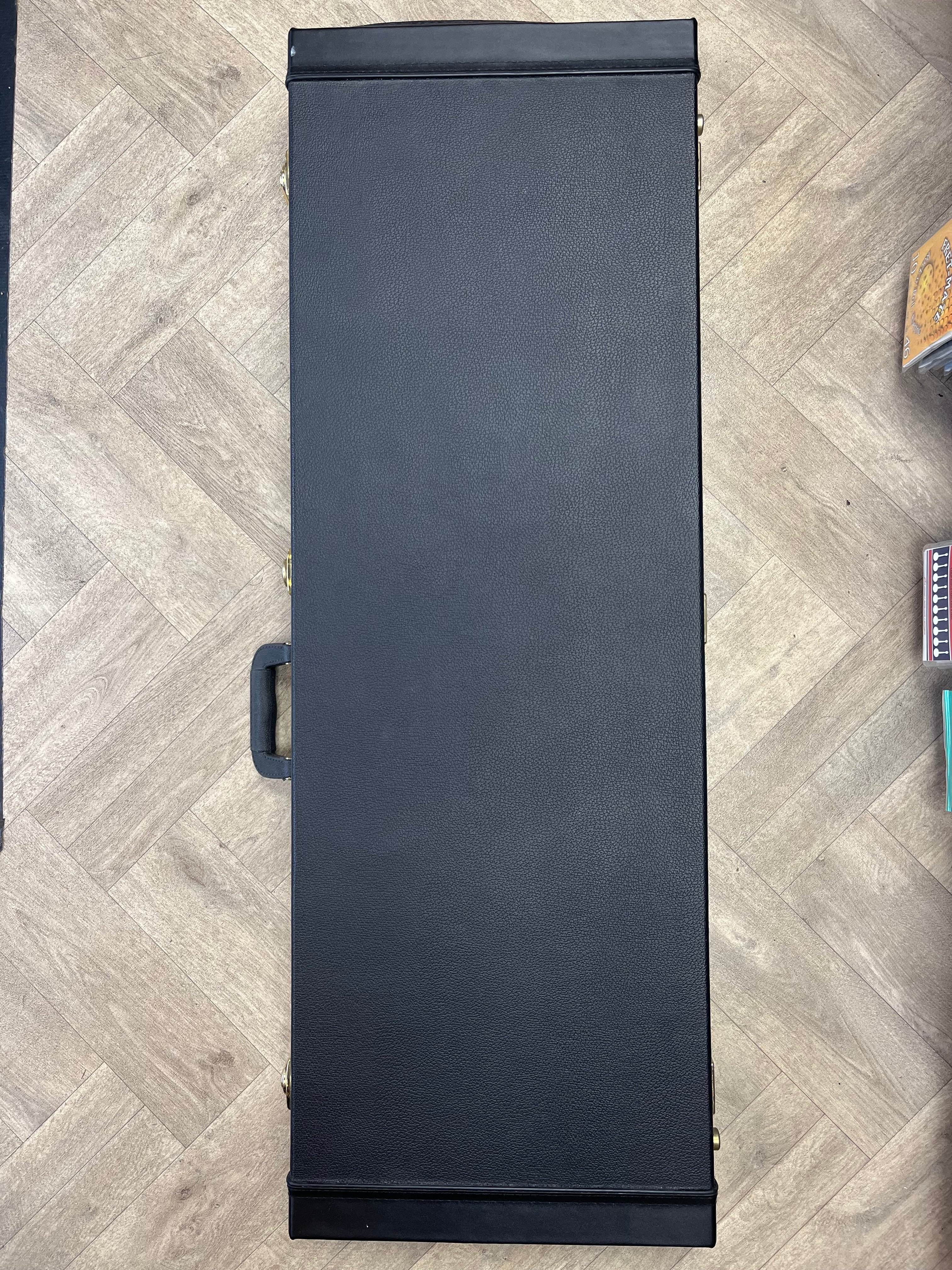 Artist Hard Guitar Case, rectangle, fits most guitars - GOOD CONDITION