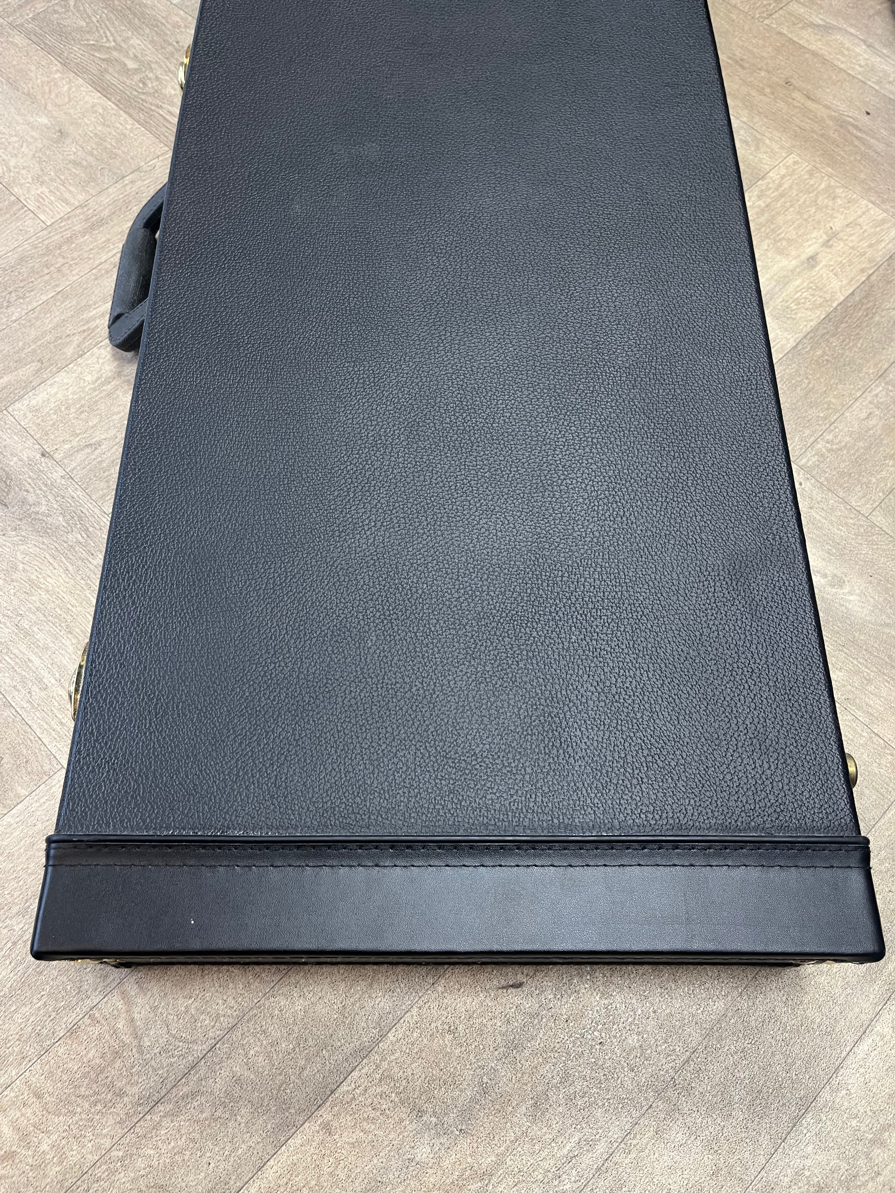 Artist Hard Guitar Case, rectangle, fits most guitars - GOOD CONDITION