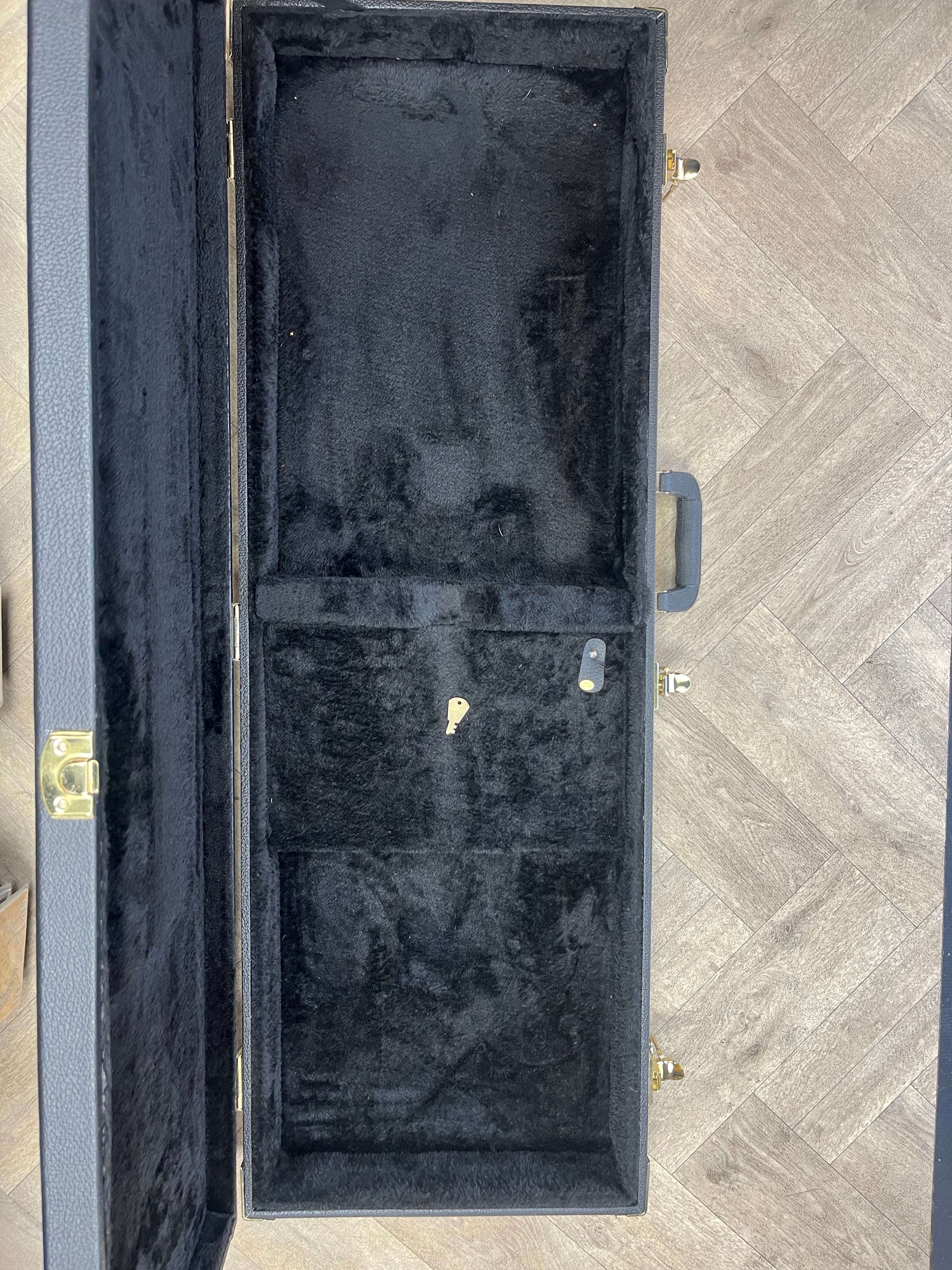 Artist Hard Guitar Case, rectangle, fits most guitars - GOOD CONDITION