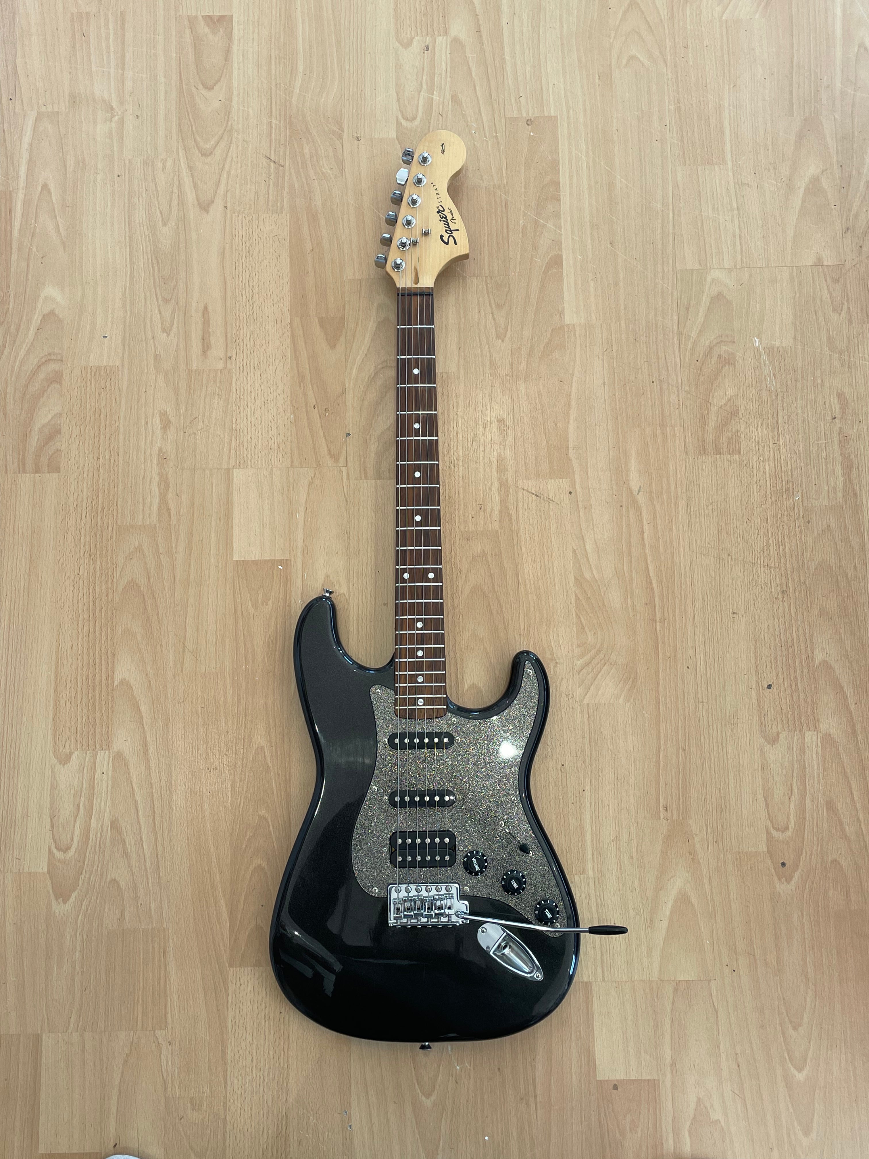 Fender Squier Affinity Series Stratocaster with Sparkly Pickguard - excellent condition
