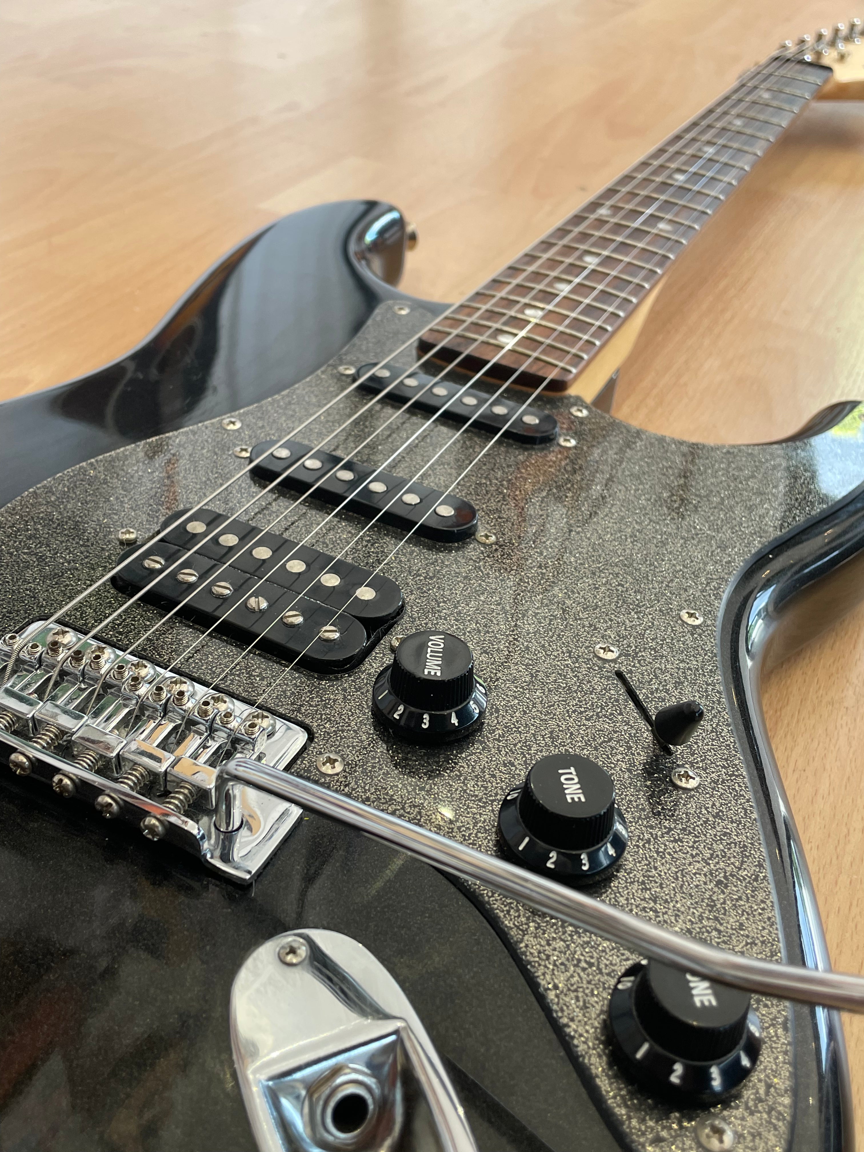 Fender Squier Affinity Series Stratocaster with Sparkly Pickguard - excellent condition