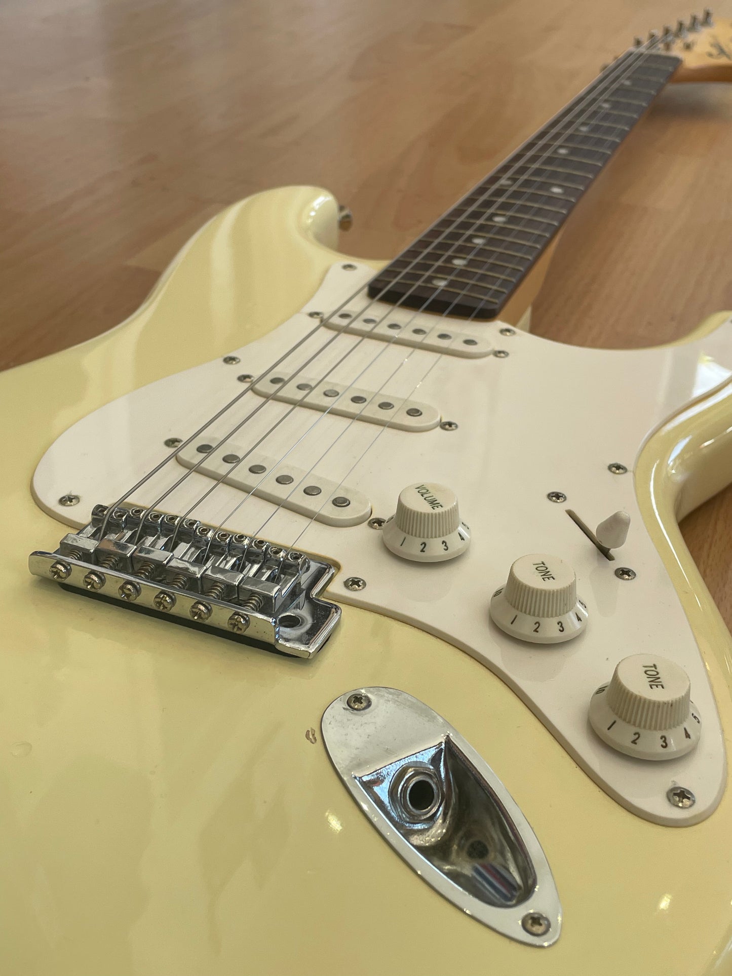 Squier Affinity Stratocaster 20th Anniversary Edition Vintage White - Good Condition