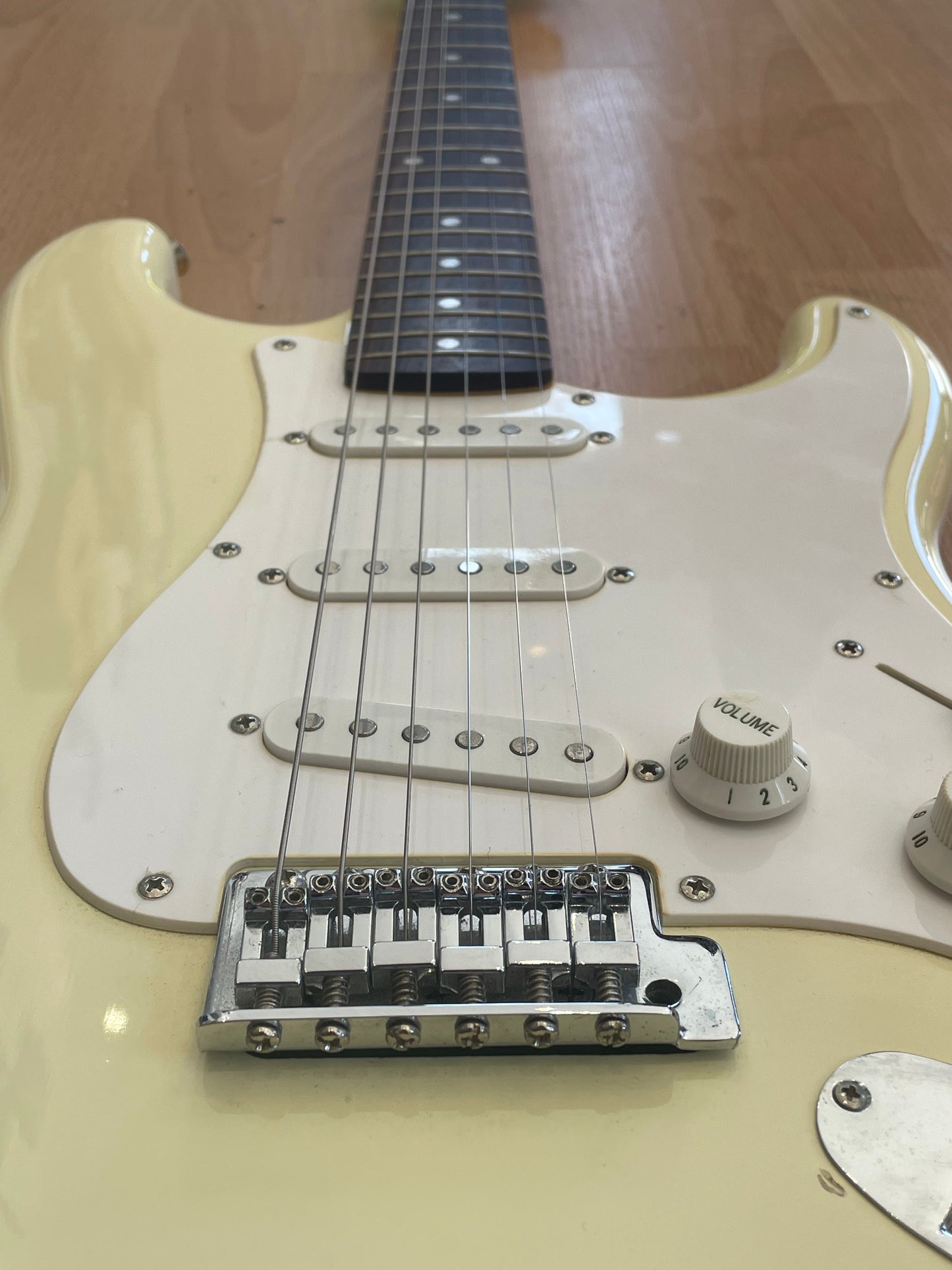 Squier Affinity Stratocaster 20th Anniversary Edition Vintage White - Good Condition