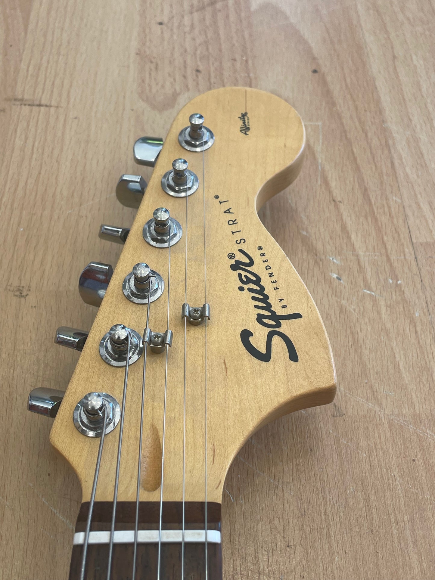 Squier Affinity Stratocaster 20th Anniversary Edition Vintage White - Good Condition