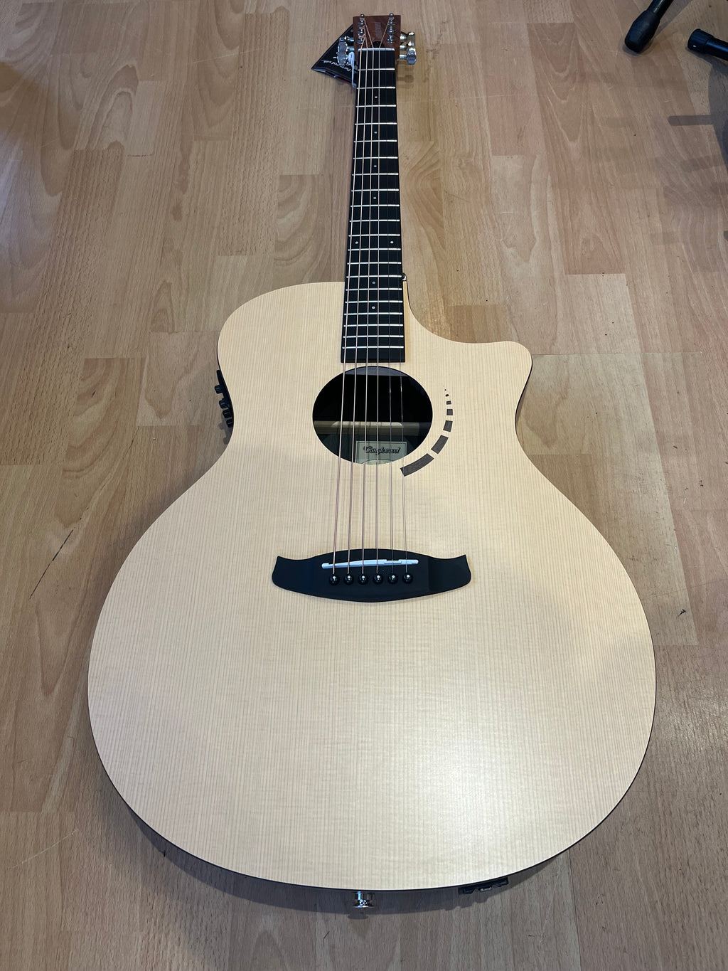 Tanglewood Metropolitan - Spruce Top, Grand Auditorium Shape with Venetian Cutaway