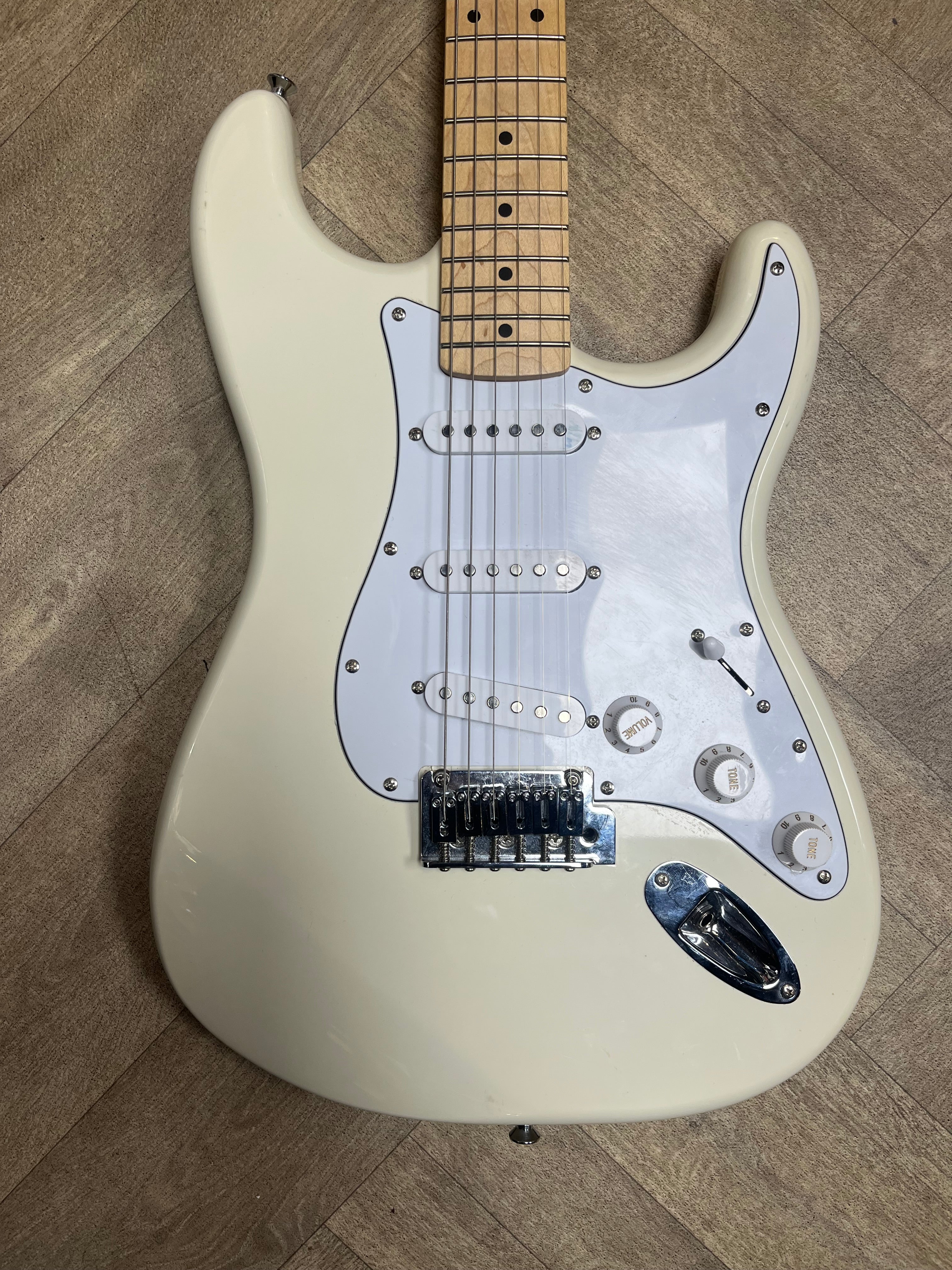 Squier Stratocaster – Arctic White (Excellent Condition)