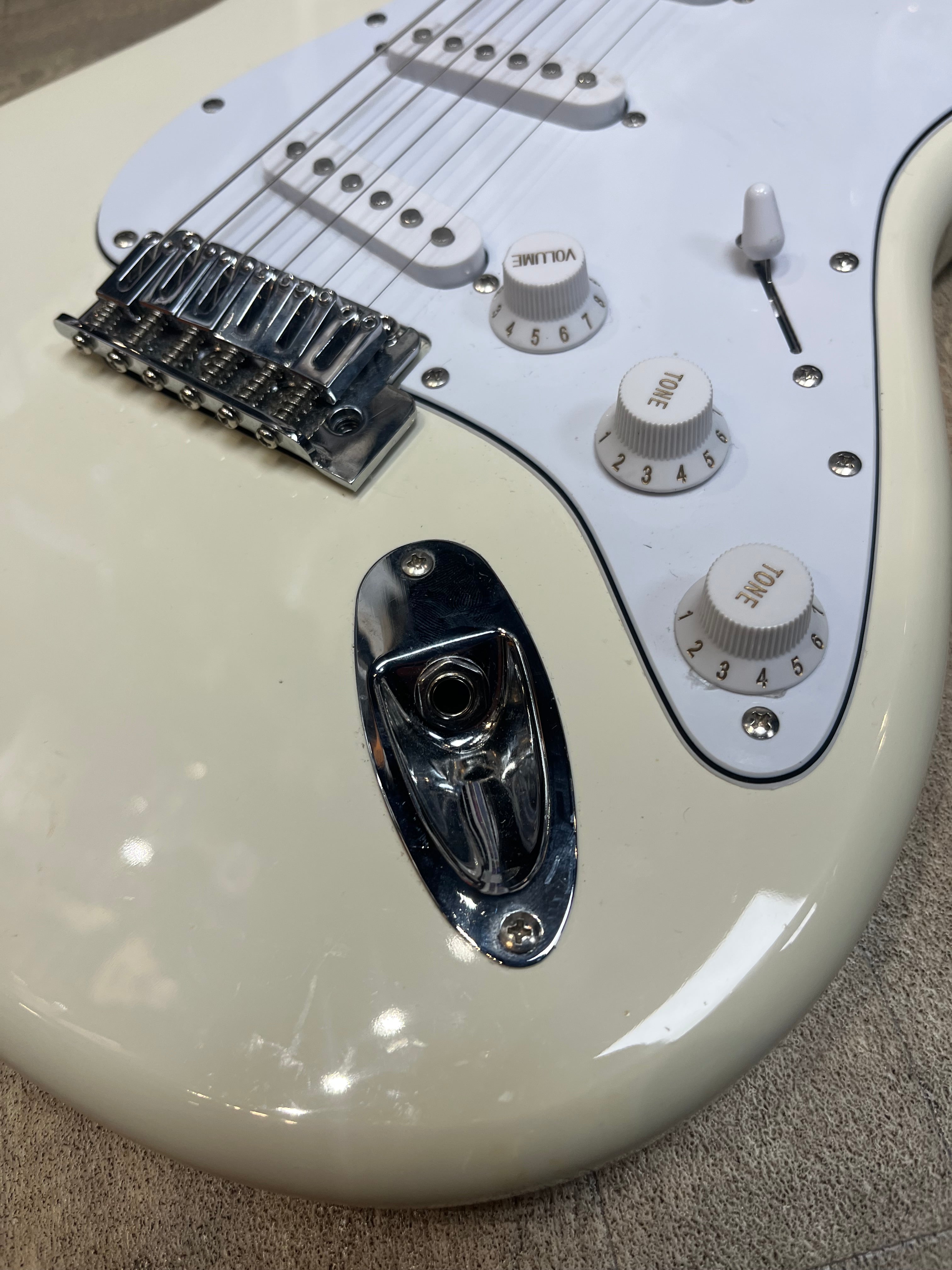 Squier Stratocaster – Arctic White (Excellent Condition)