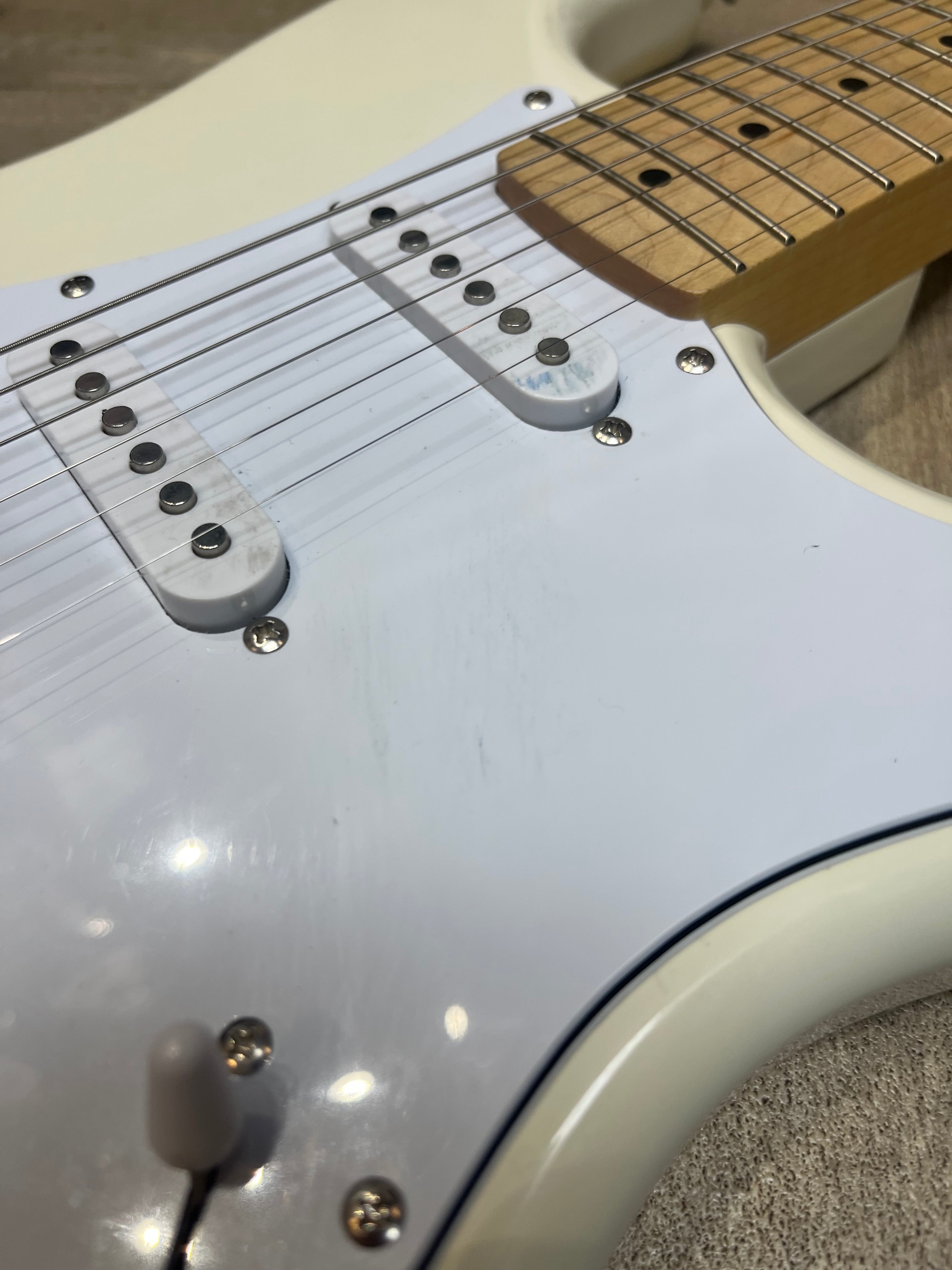 Squier Stratocaster – Arctic White (Excellent Condition)