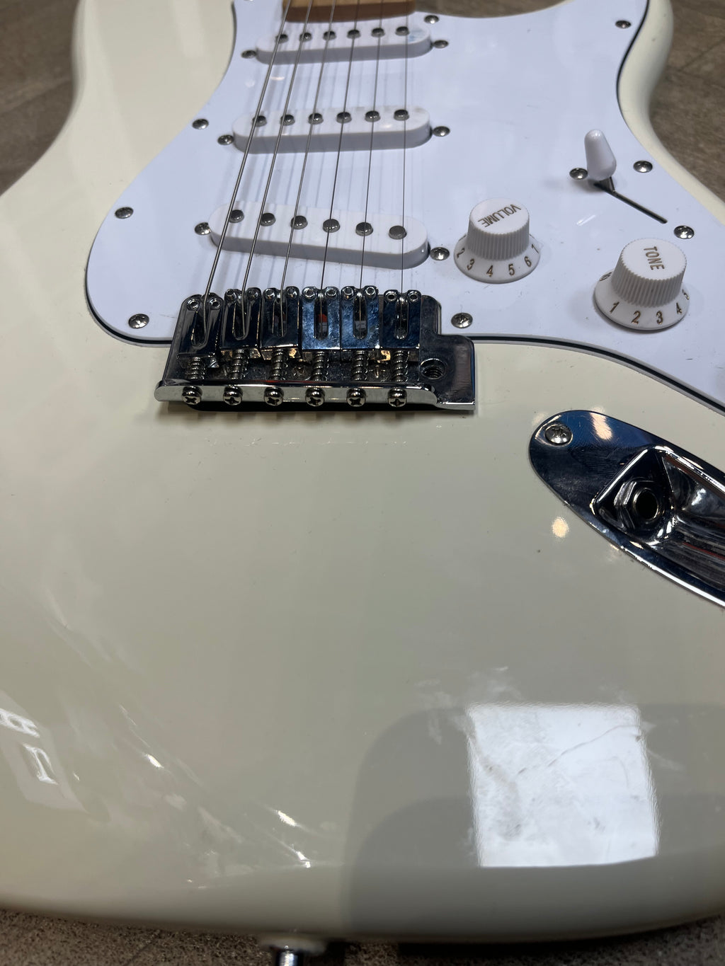 Squier Stratocaster – Arctic White (Excellent Condition)