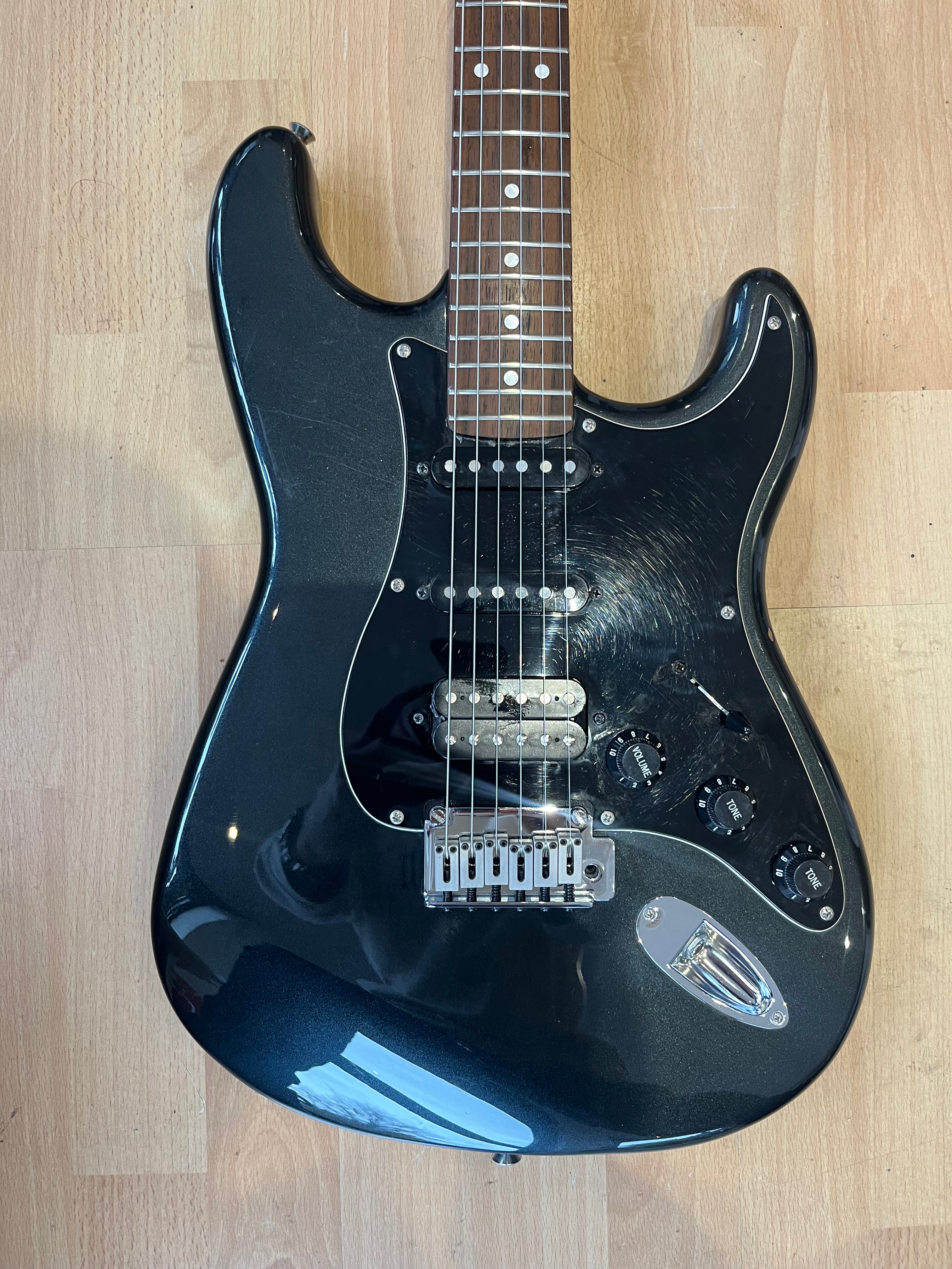 Squier Standard Series Stratocaster – HSS – Black Metallic