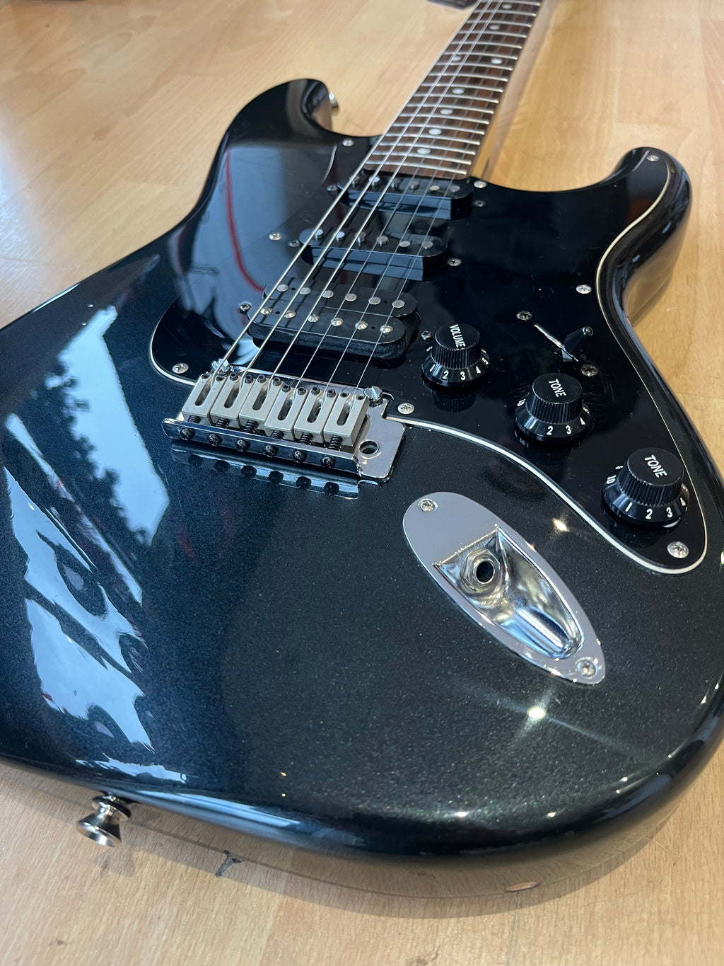 Squier Standard Series Stratocaster – HSS – Black Metallic
