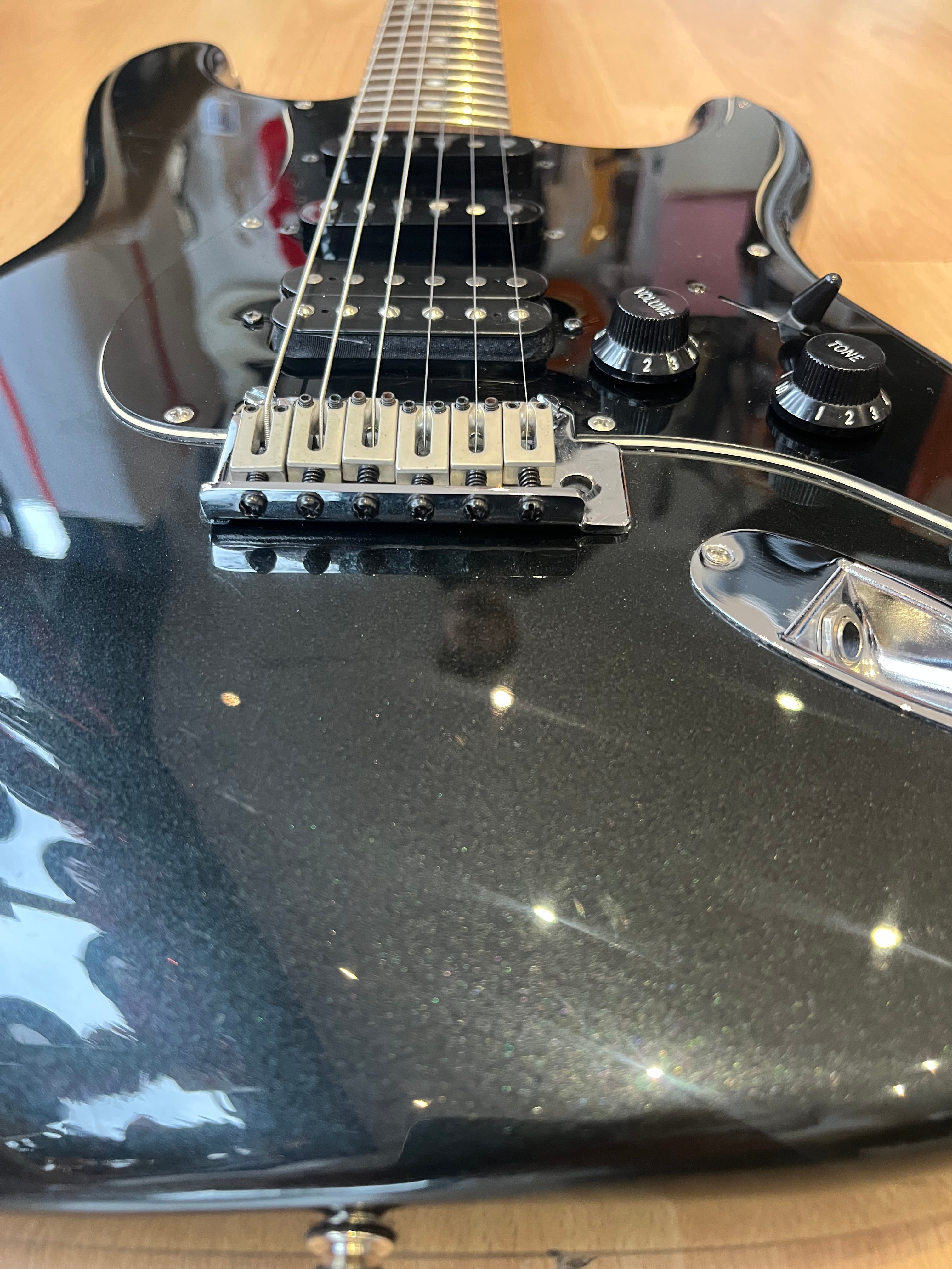 Squier Standard Series Stratocaster – HSS – Black Metallic