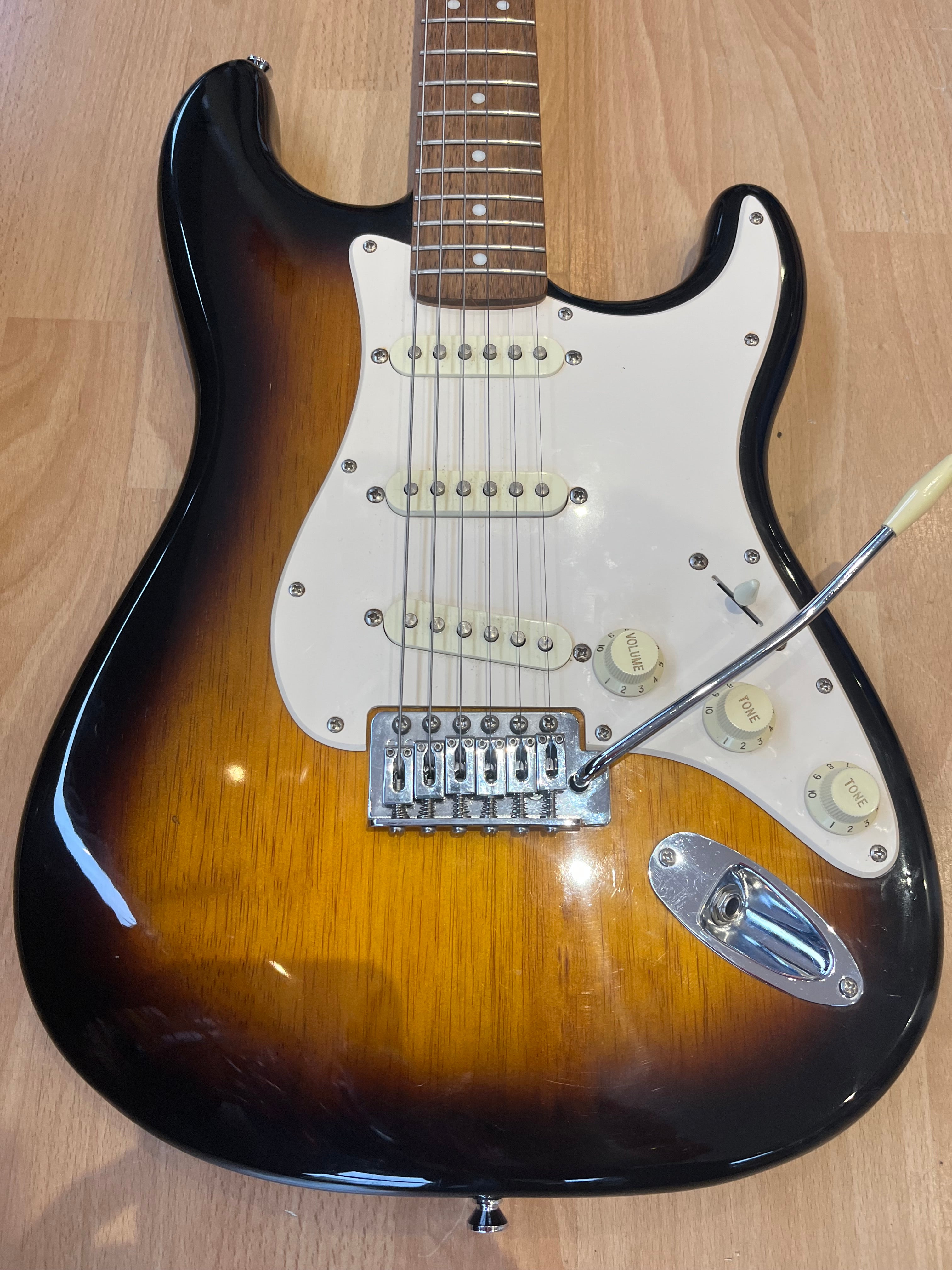 Squier Affinity Stratocaster – Sunburst - GREAT CONDITION