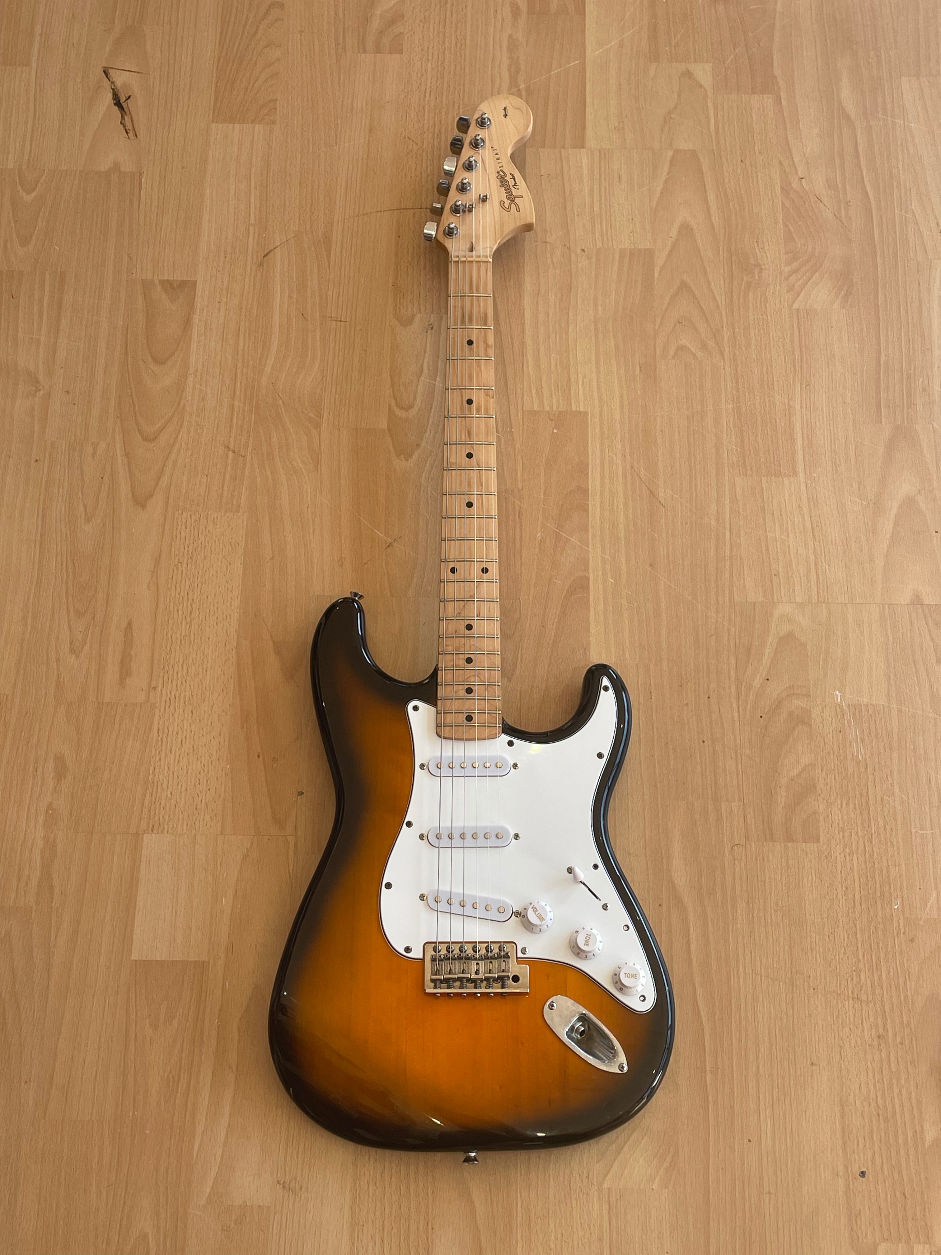 Squier Affinity Series Stratocaster in Vintage Sunburst - Great Condition