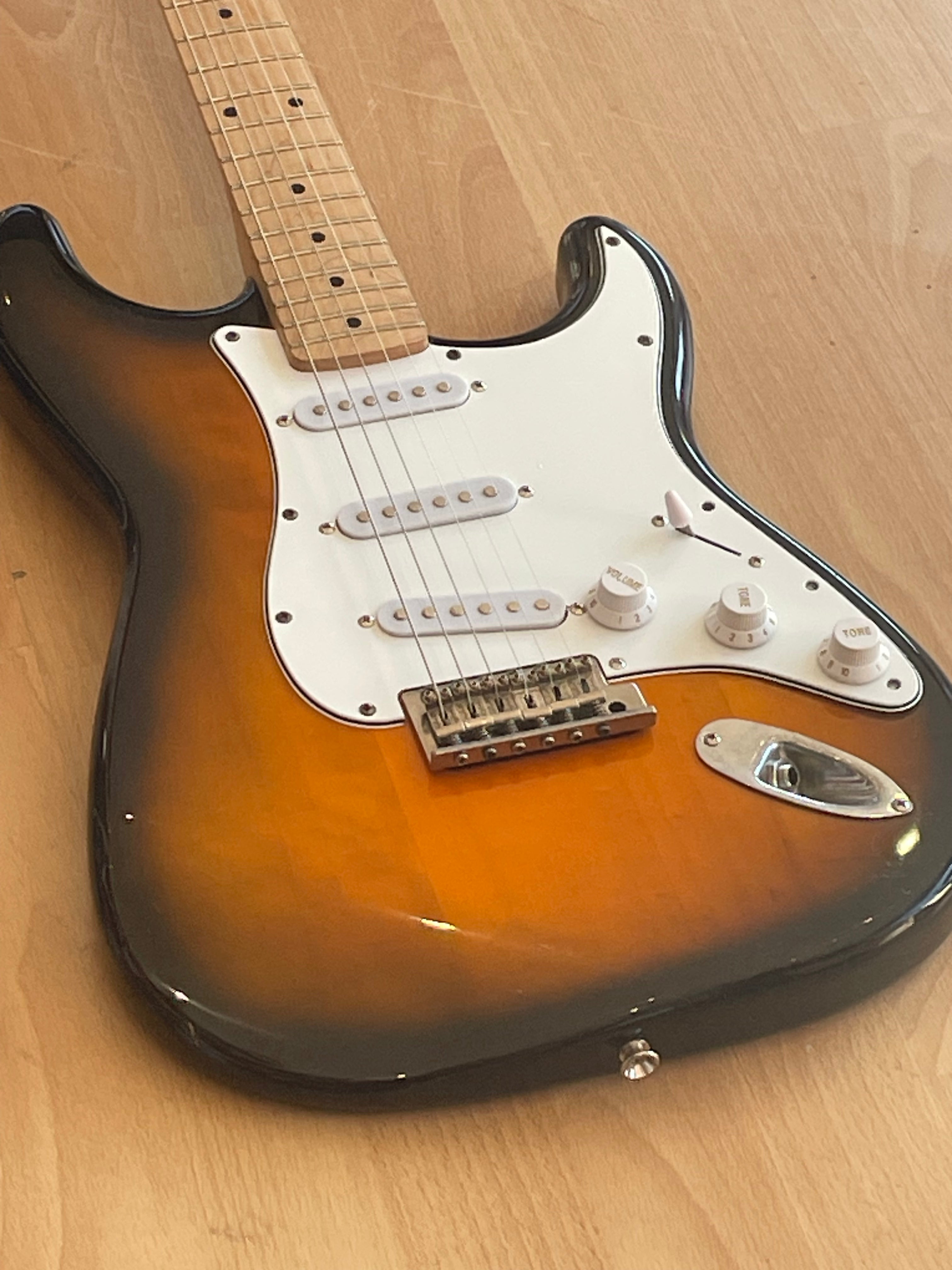 Squier Affinity Series Stratocaster in Vintage Sunburst - Great Condition