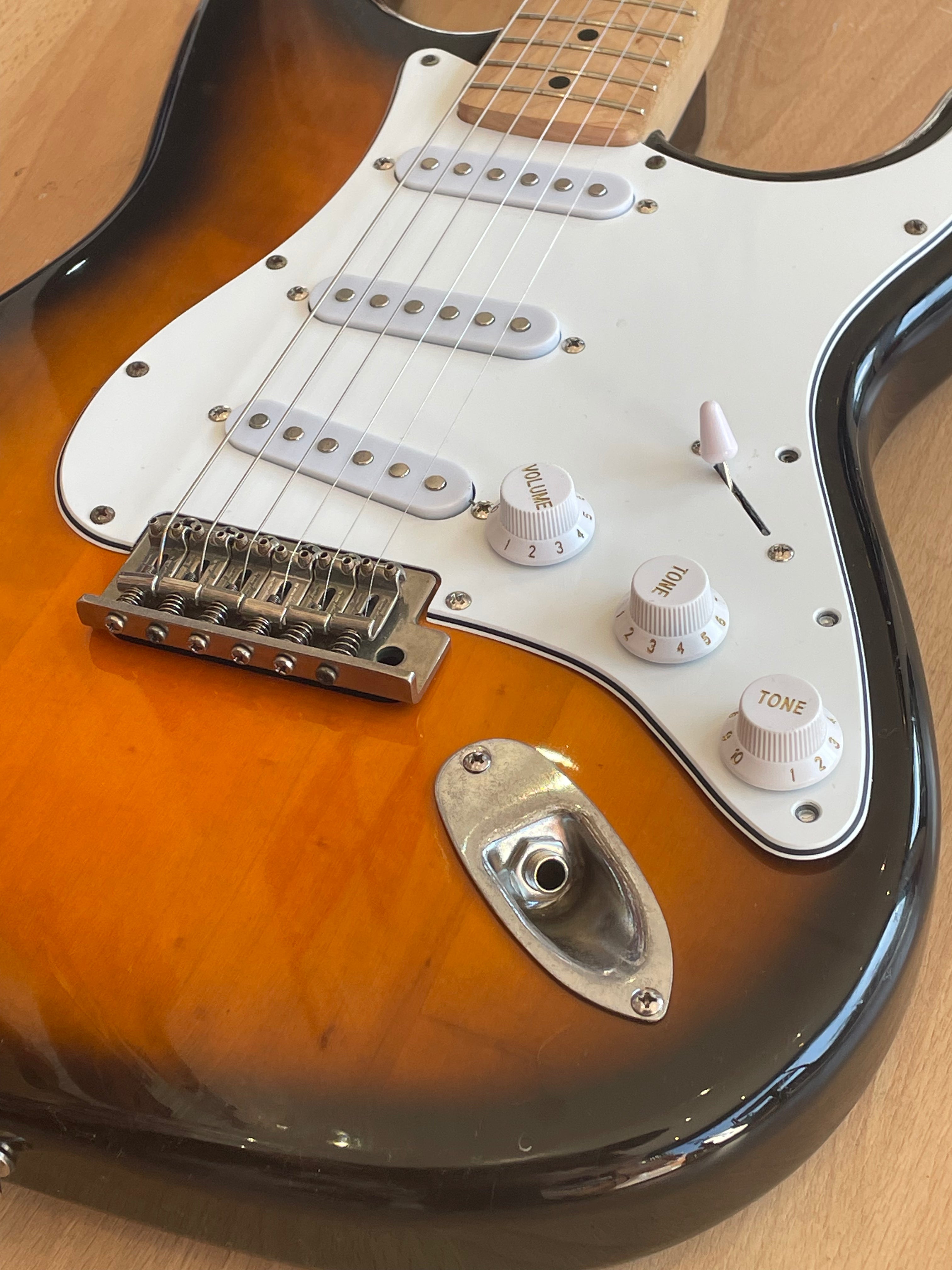 Squier Affinity Series Stratocaster in Vintage Sunburst - Great Condition