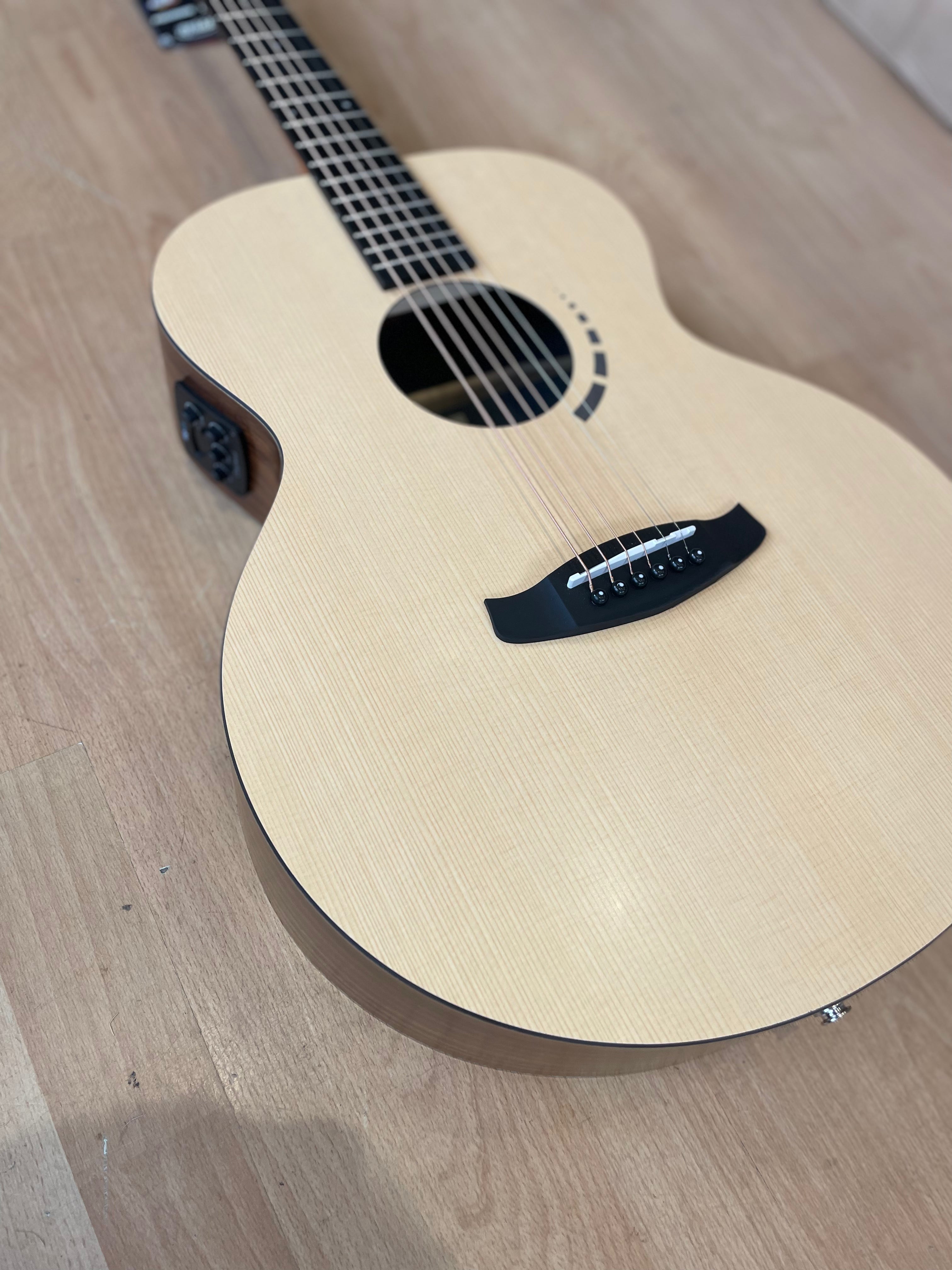 Tanglewood Metropolitan - Spruce Top, Folk Shape Electro Acoustic