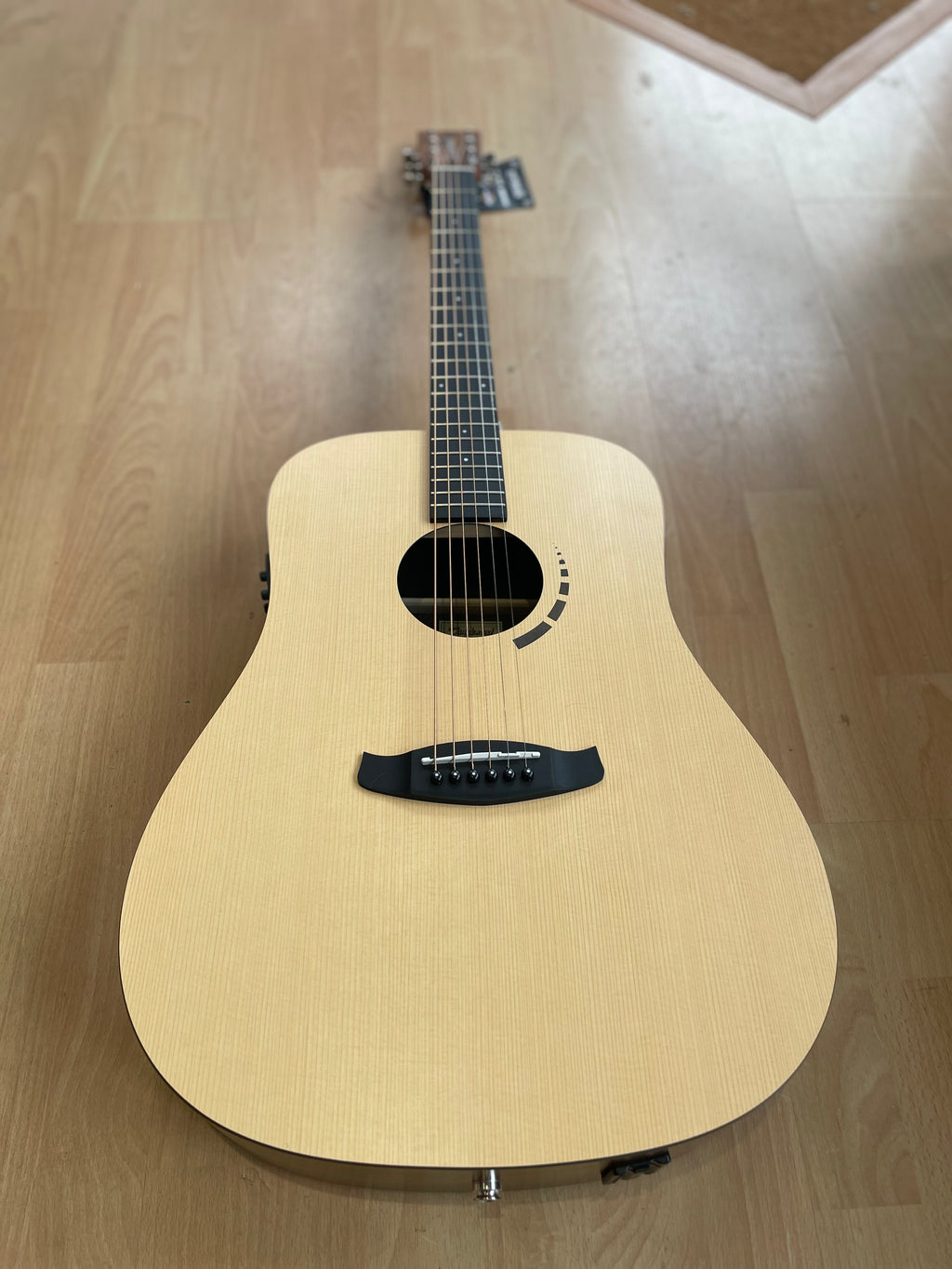 Tanglewood Metropolitan - Spruce Top, Dreadnought Shape Electro Acoustic