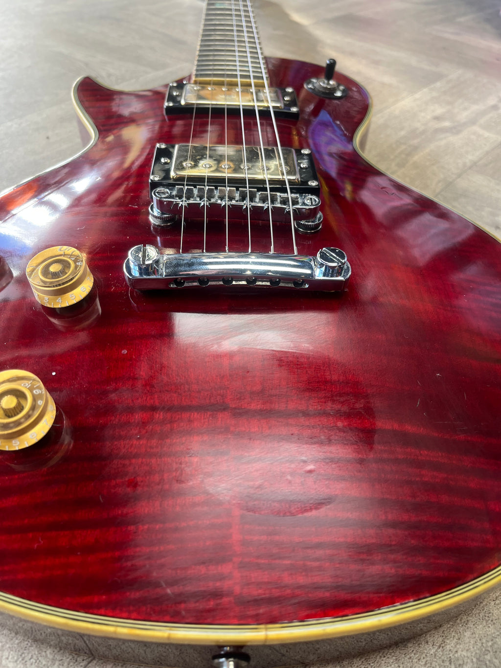 Westfield LP-Style Electric Guitar – Cherry Flame Top - Upgraded with genuine Grover machine heads for excellent tuning stability.
