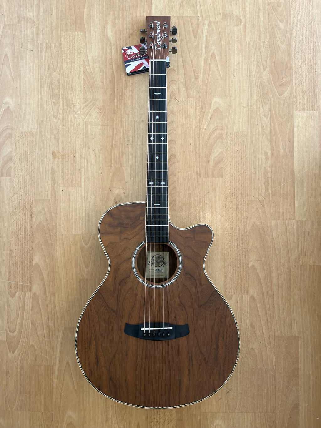 ACOUSTIC GUITAR REUNION PRO - Solid Spruce top with Black Walnut