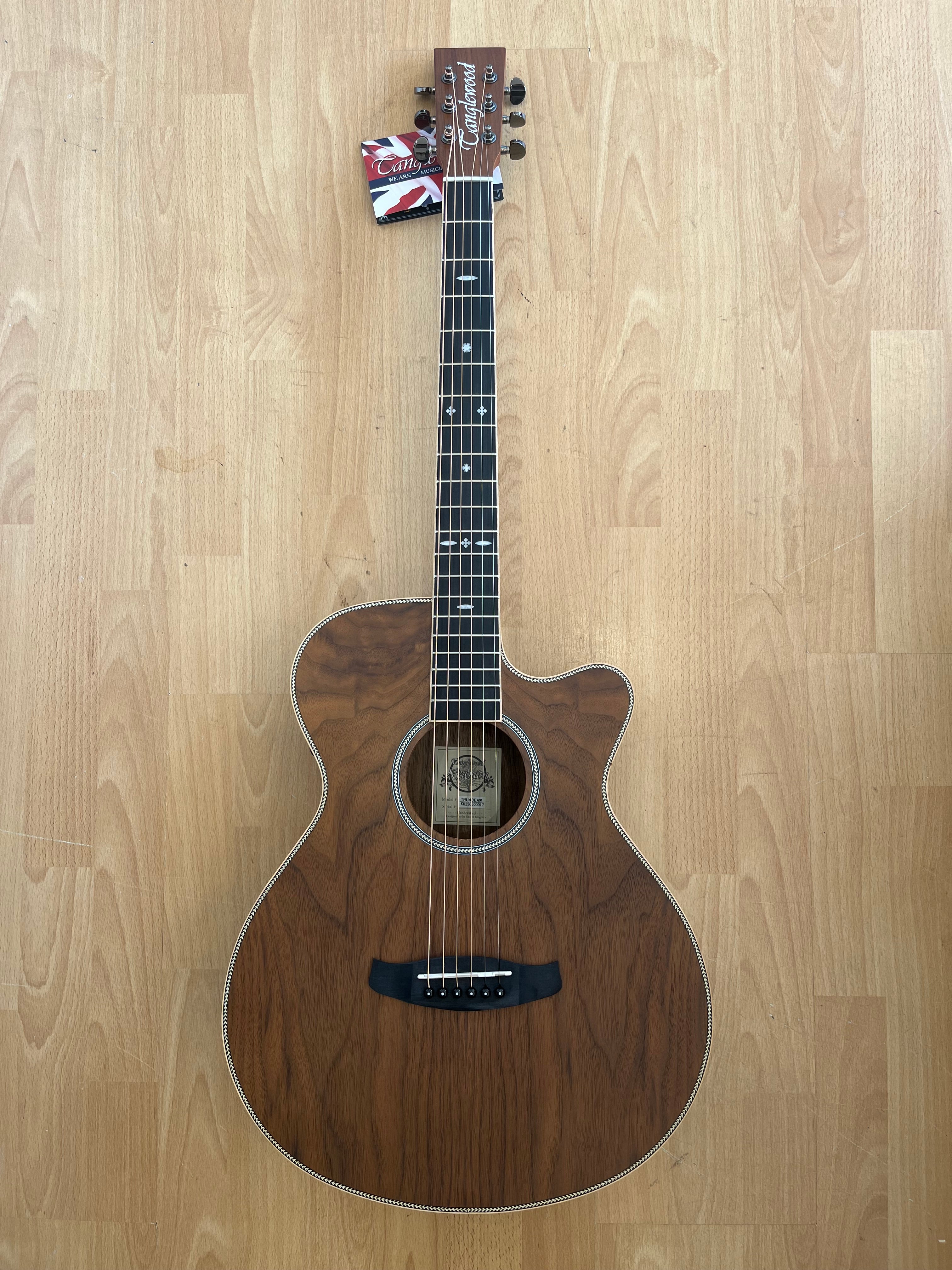ACOUSTIC GUITAR REUNION PRO - Solid Spruce top with Black Walnut