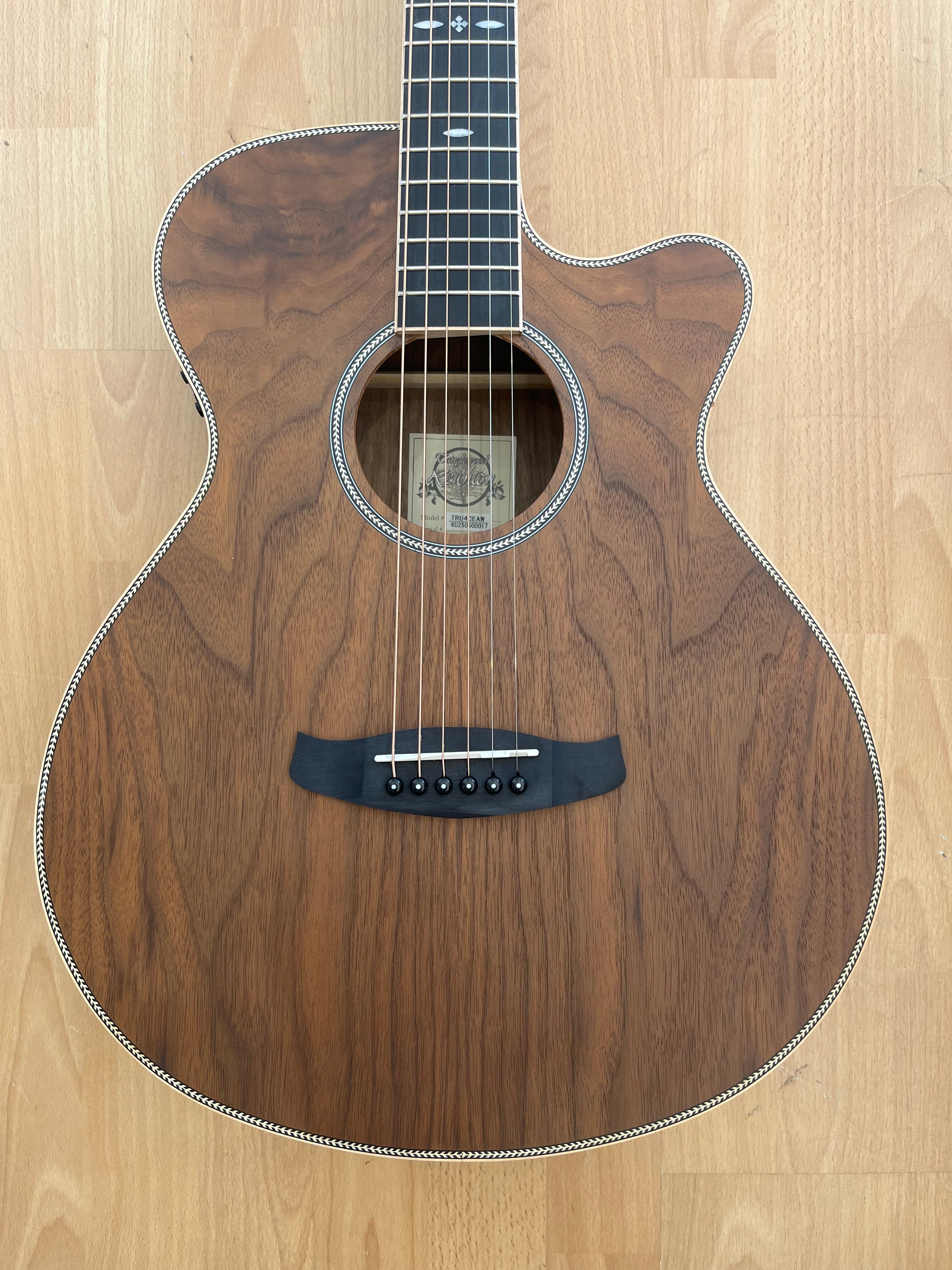 ACOUSTIC GUITAR REUNION PRO - Solid Spruce top with Black Walnut