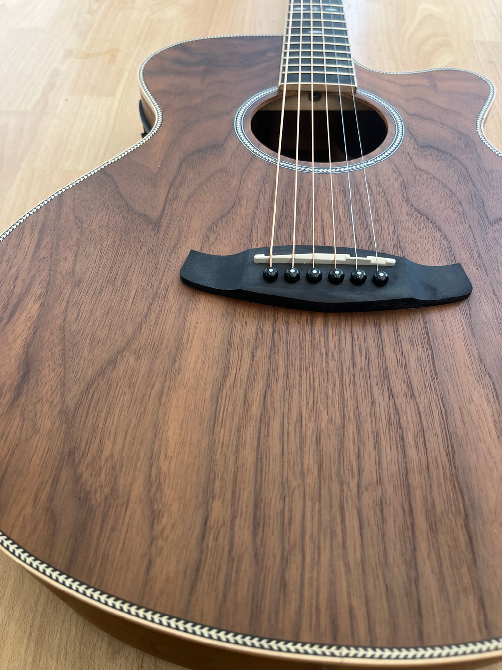 ACOUSTIC GUITAR REUNION PRO - Solid Spruce top with Black Walnut
