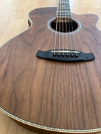 ACOUSTIC GUITAR REUNION PRO - Solid Spruce top with Black Walnut