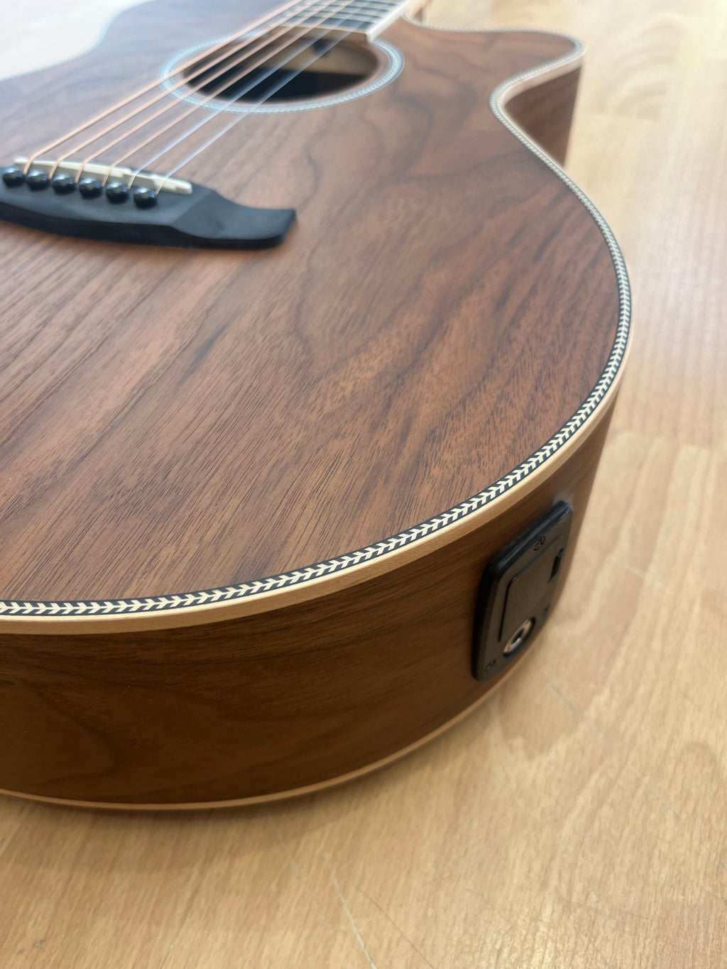 ACOUSTIC GUITAR REUNION PRO - Solid Spruce top with Black Walnut