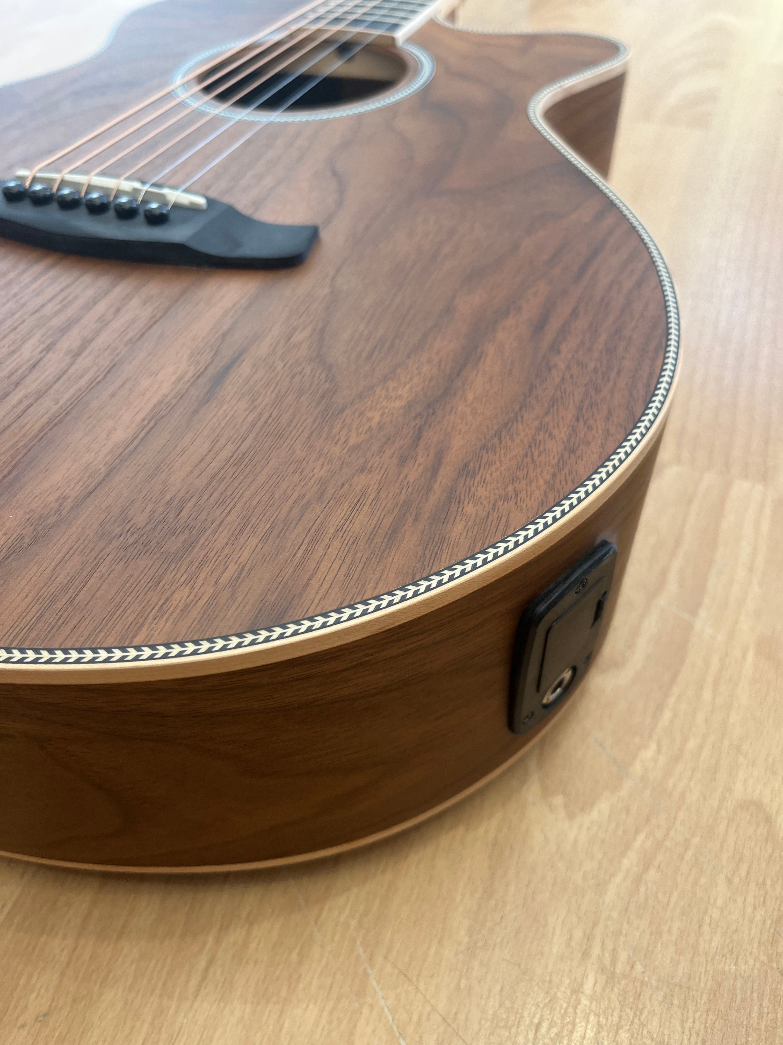 ACOUSTIC GUITAR REUNION PRO - Solid Spruce top with Black Walnut