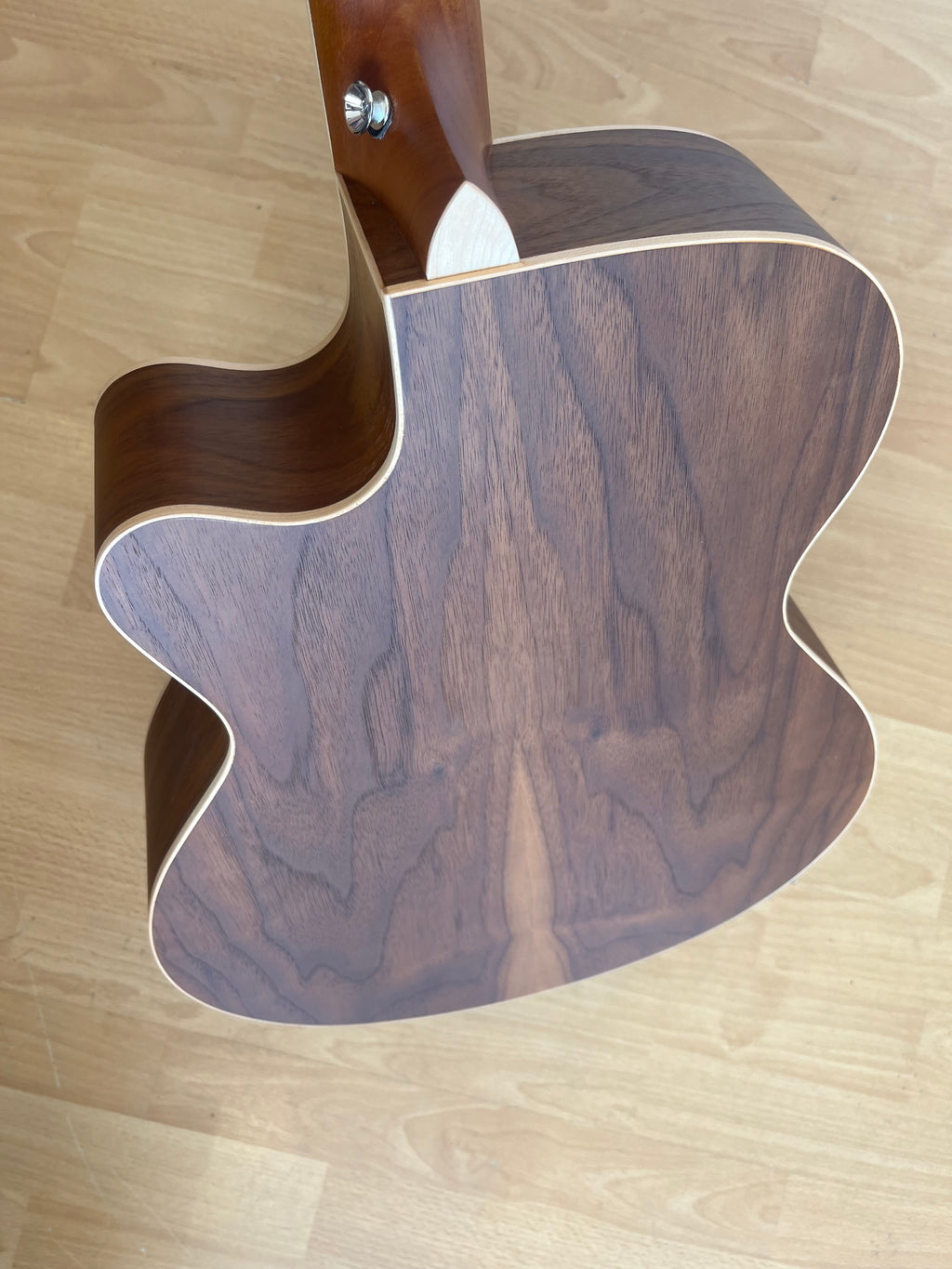 ACOUSTIC GUITAR REUNION PRO - Solid Spruce top with Black Walnut